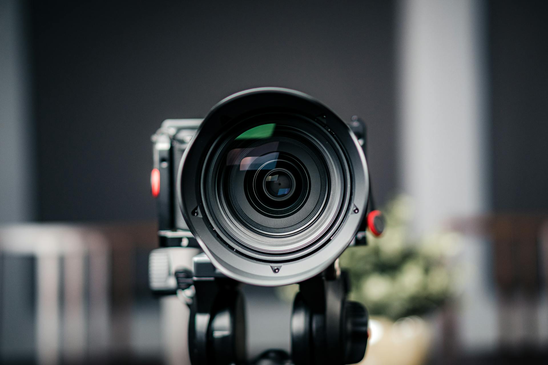 A camera on a tripod | Source: Pexels