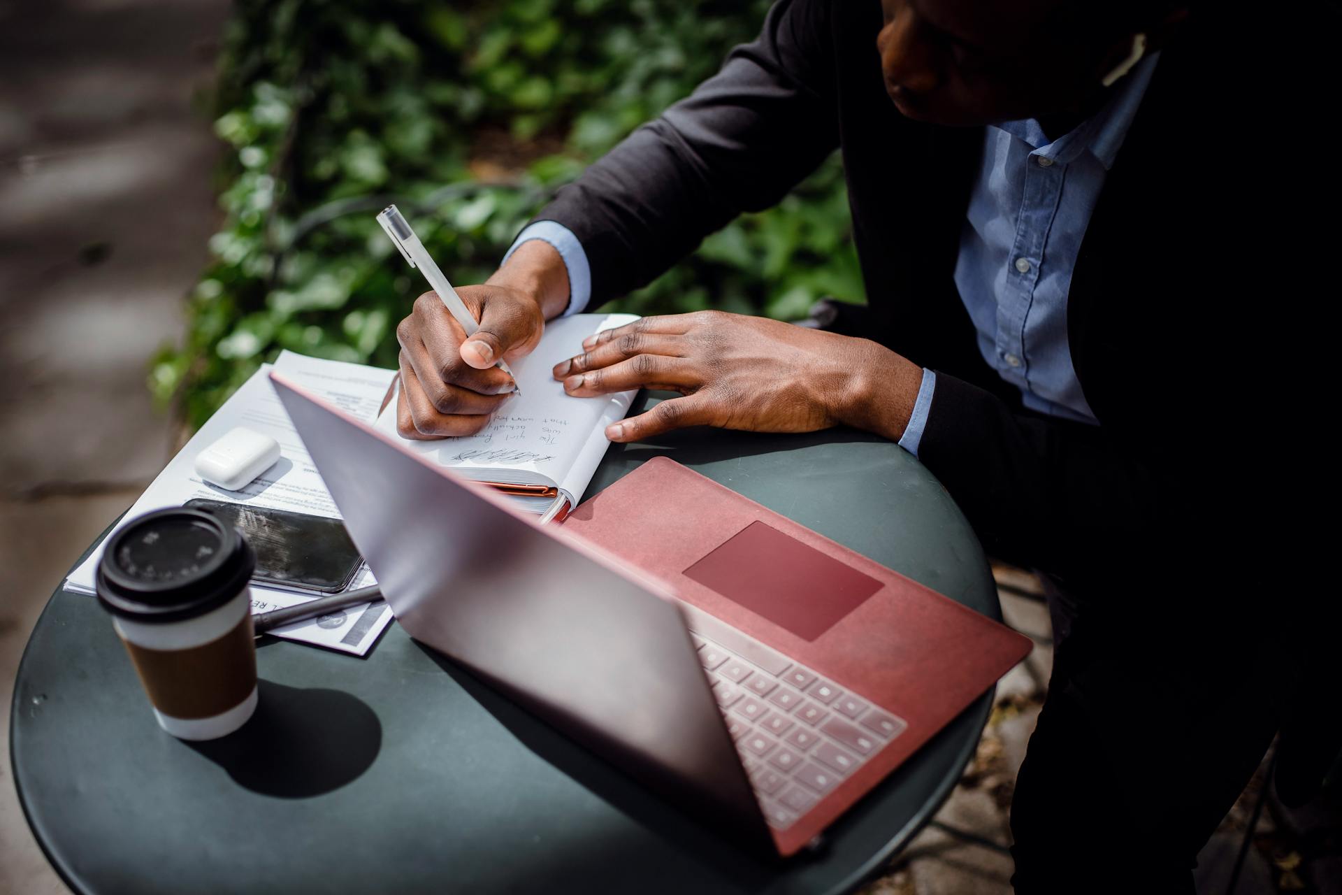 Un homme prend des notes | Source : Pexels