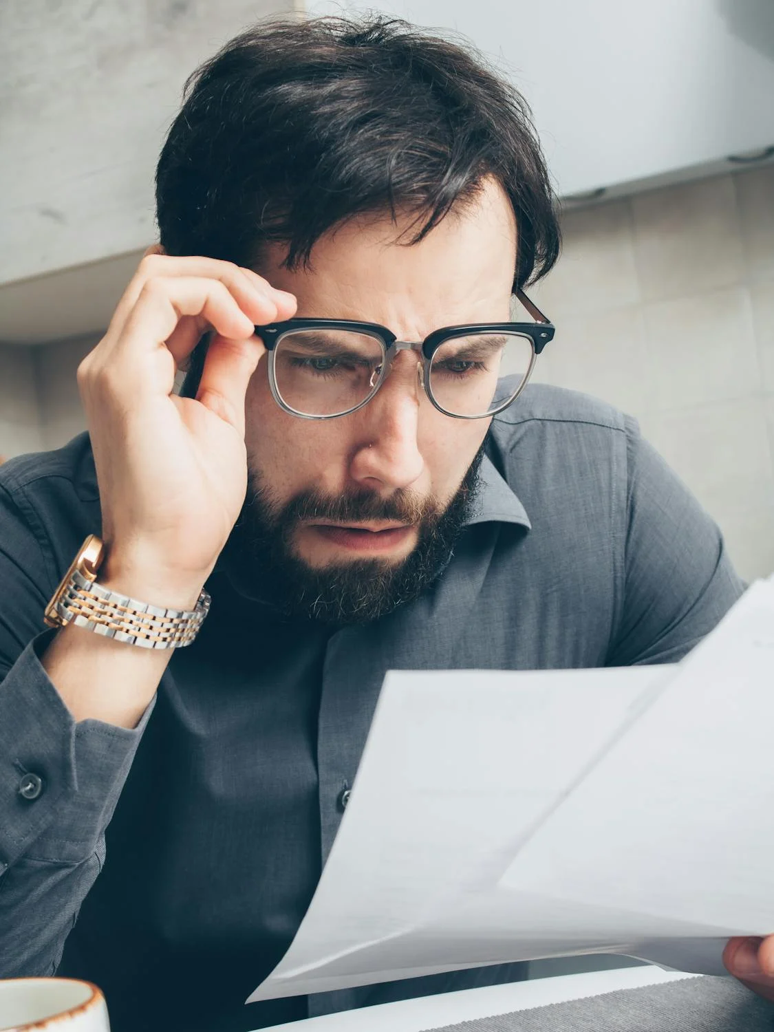 Un homme regarde les documents ⏐ Source : Pexels