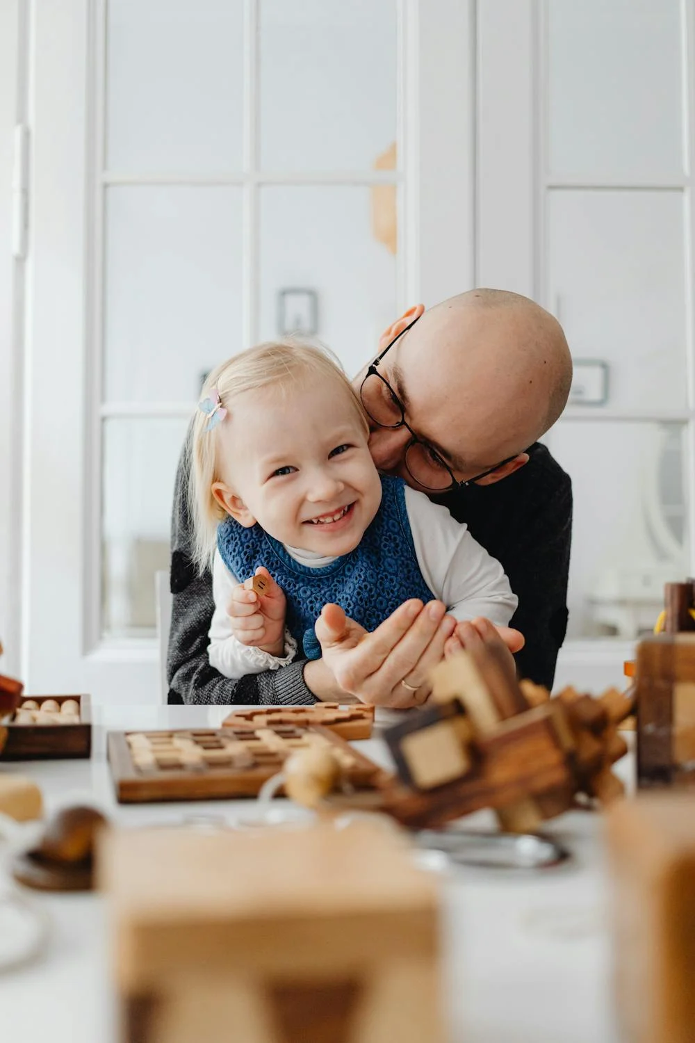 A man hugging his daughter | Source: Pexels