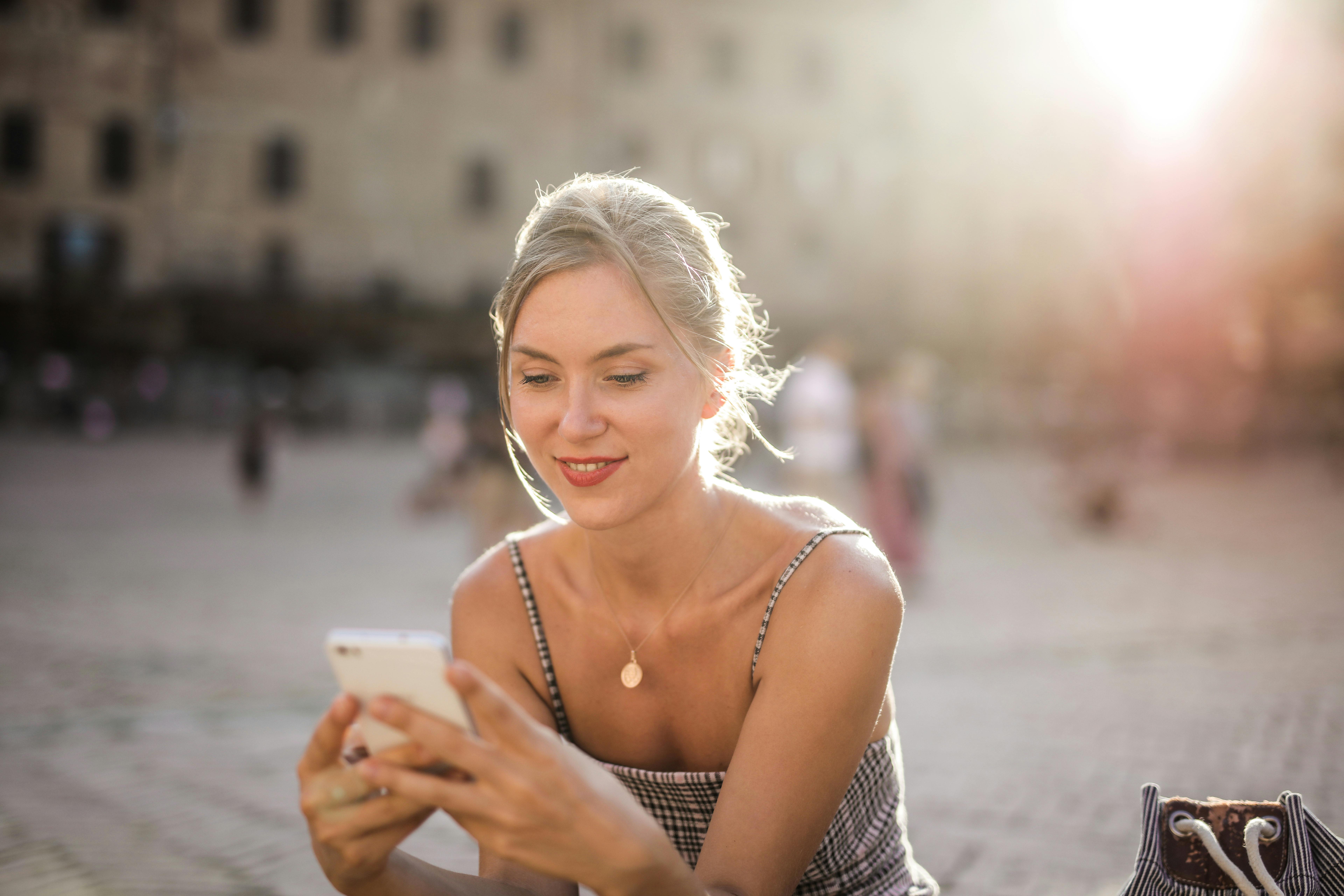 A woman texting on her phone | Source: Pexels