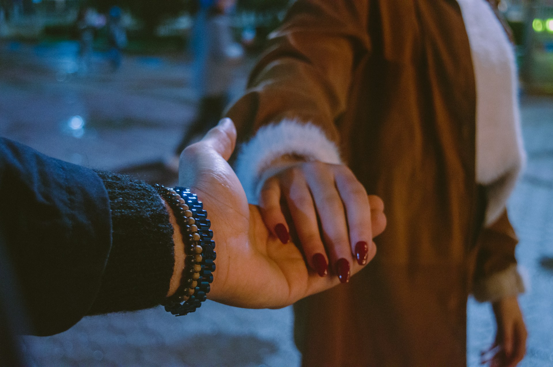 A couple holding hands | Source: Unsplash