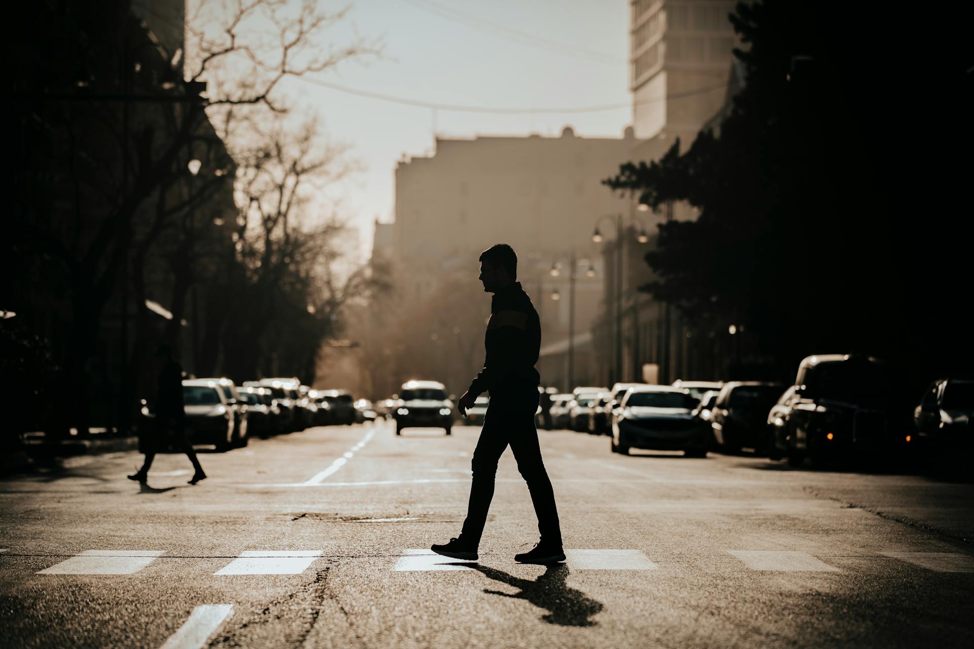 A man crossing the street | Source: Pexels