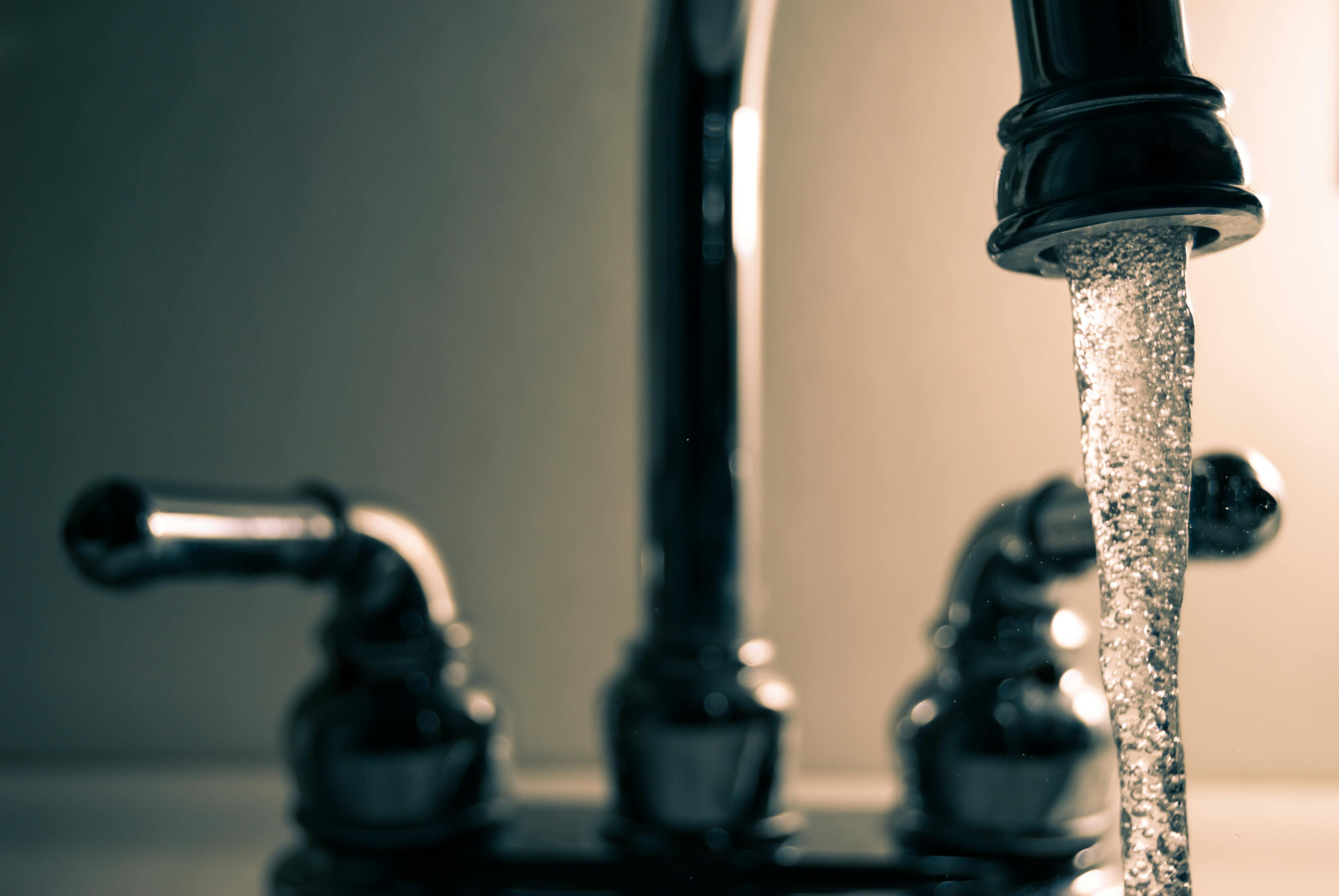 An up-close shot of a stainless faucet | Source: Pexels