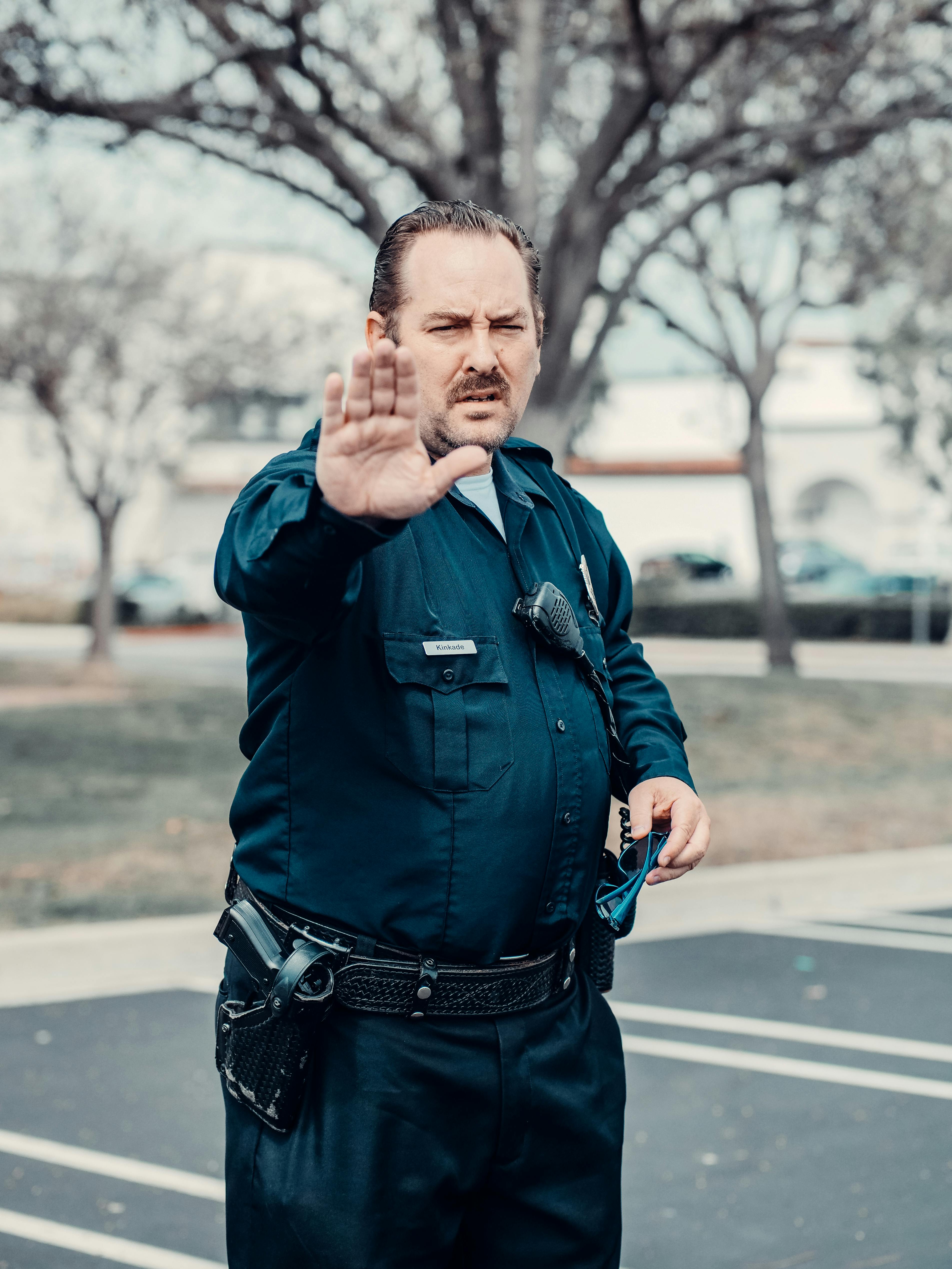 A policeman with his hand raised | Source: Pexels
