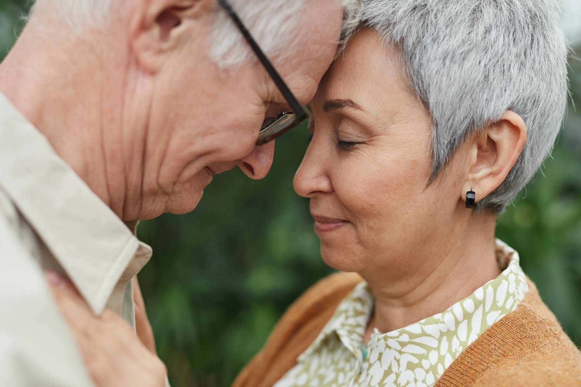 A closeup view of a loving elderly couple | Source: Pexels