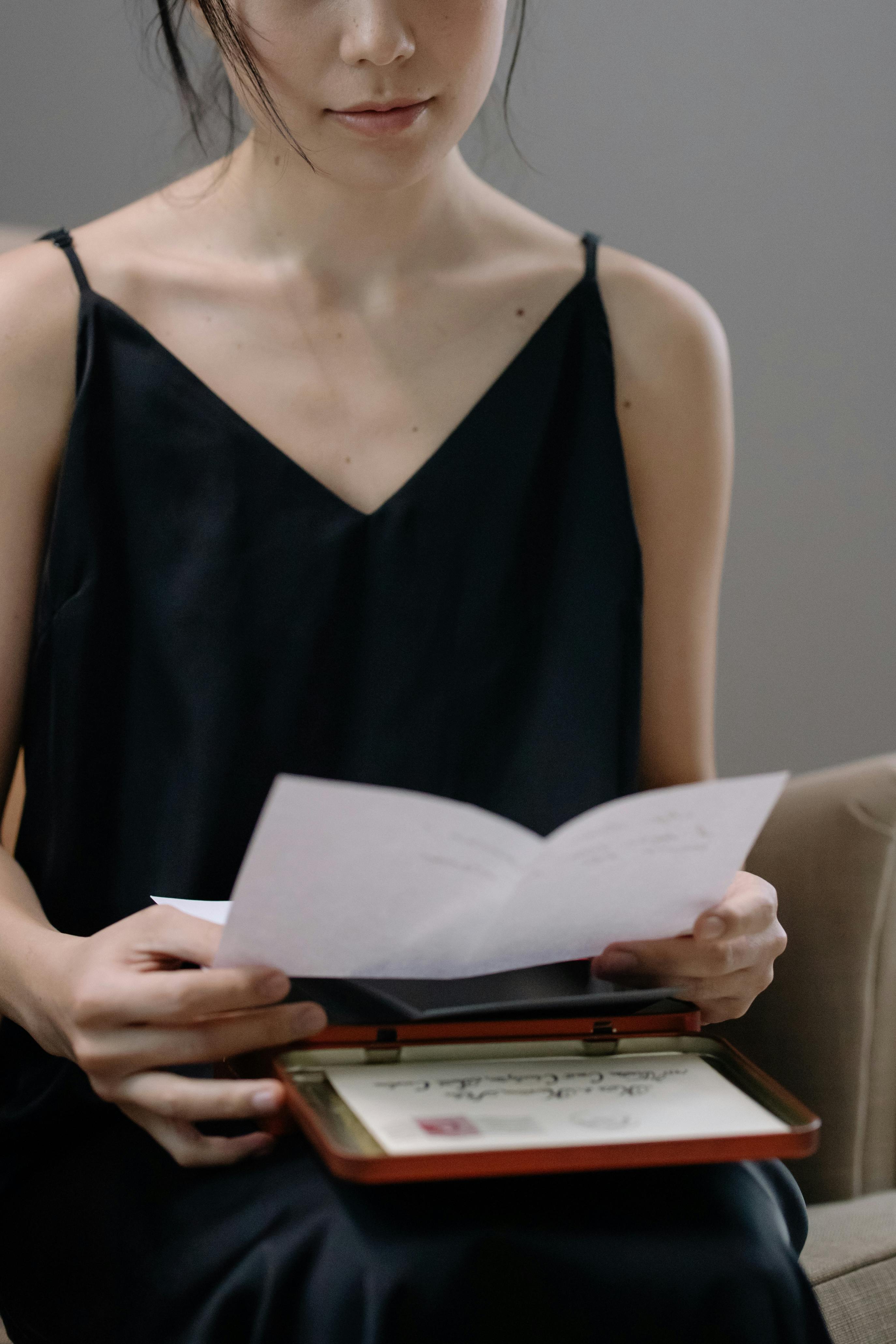 A woman reading a letter | Source: Pexels