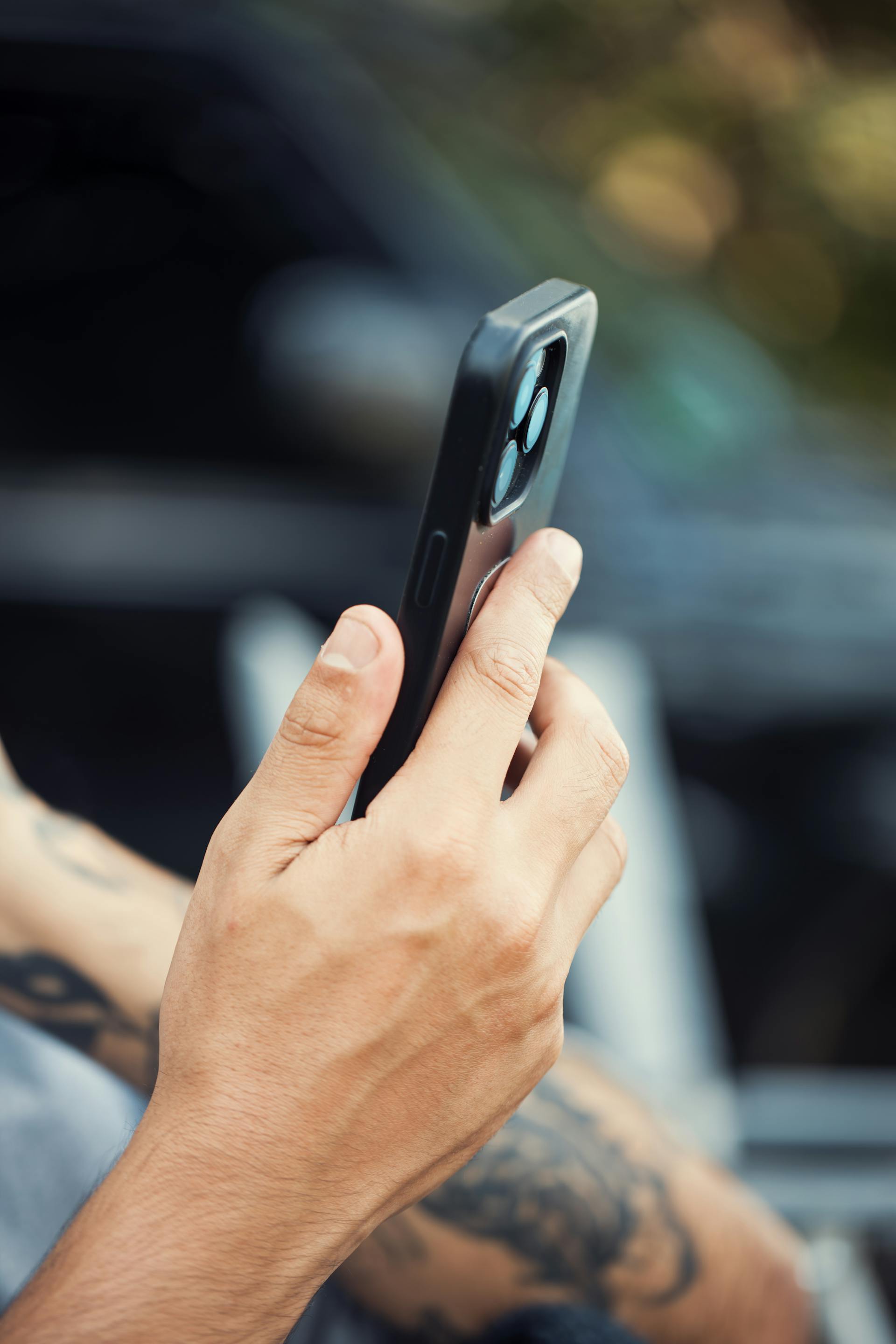 Um homem usando seu telefone | Fonte: Pexels