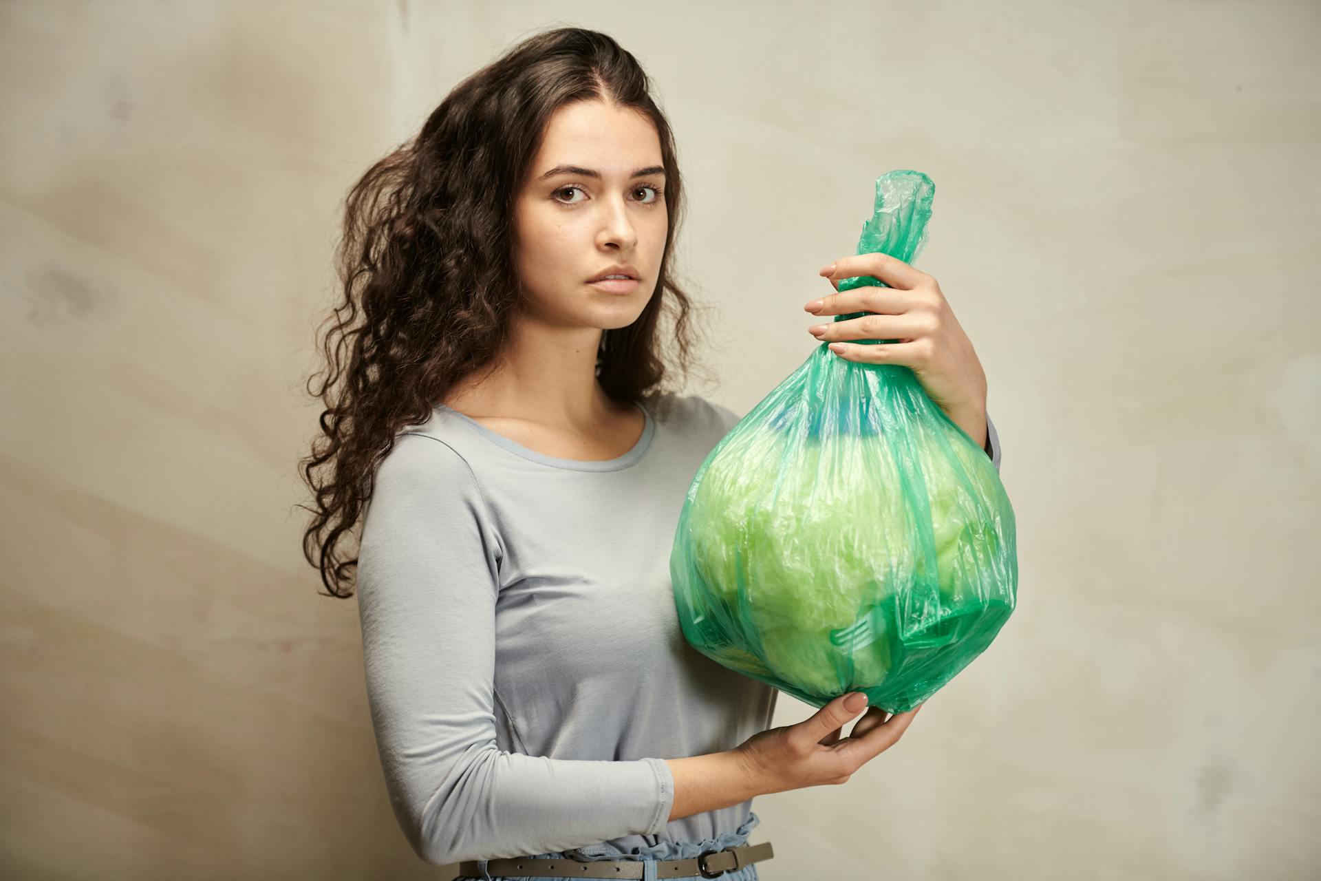 An unhappy woman holding a grocery bag | Source: Pexels