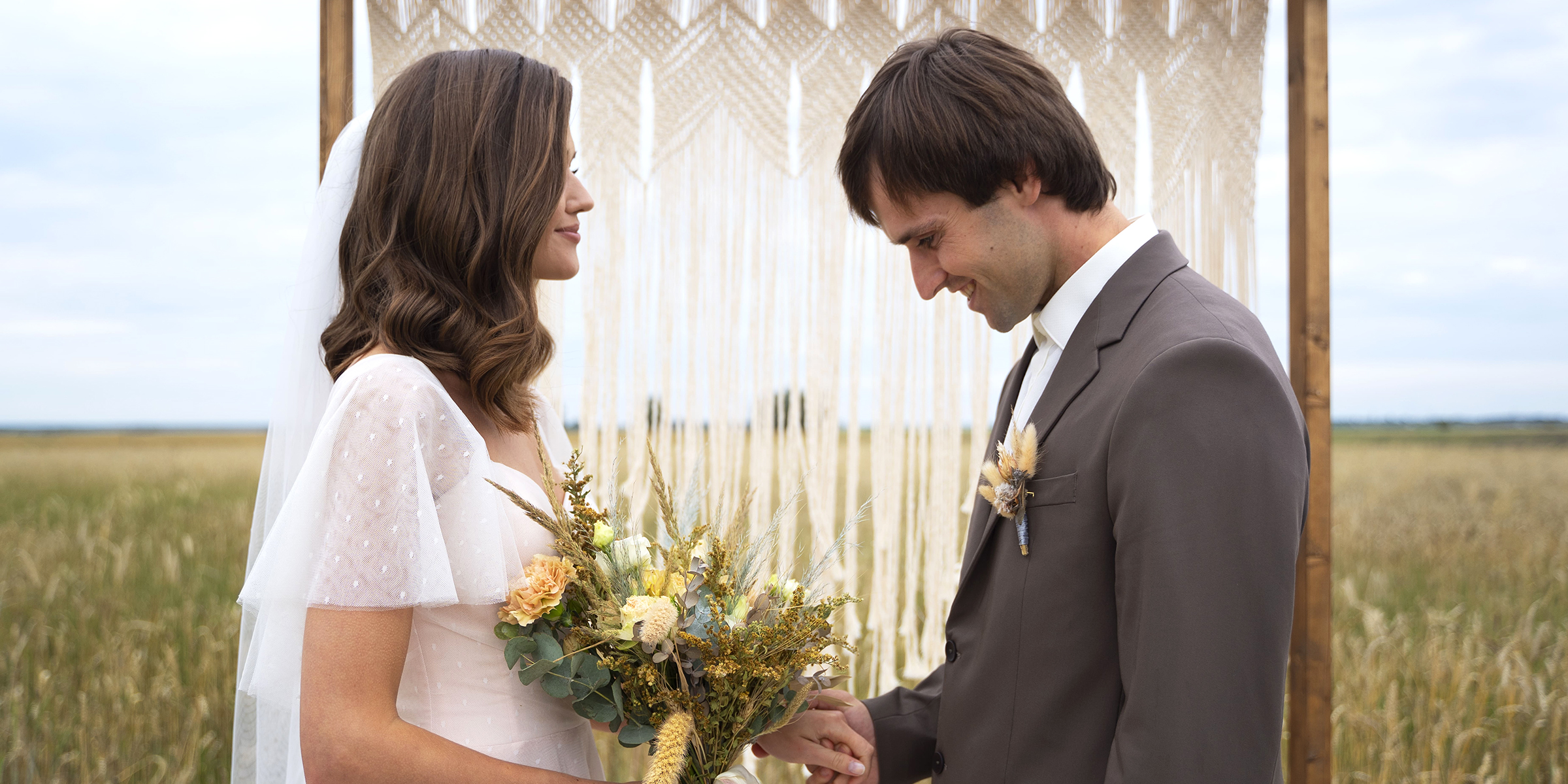 A couple at the altar | Source: Freepik