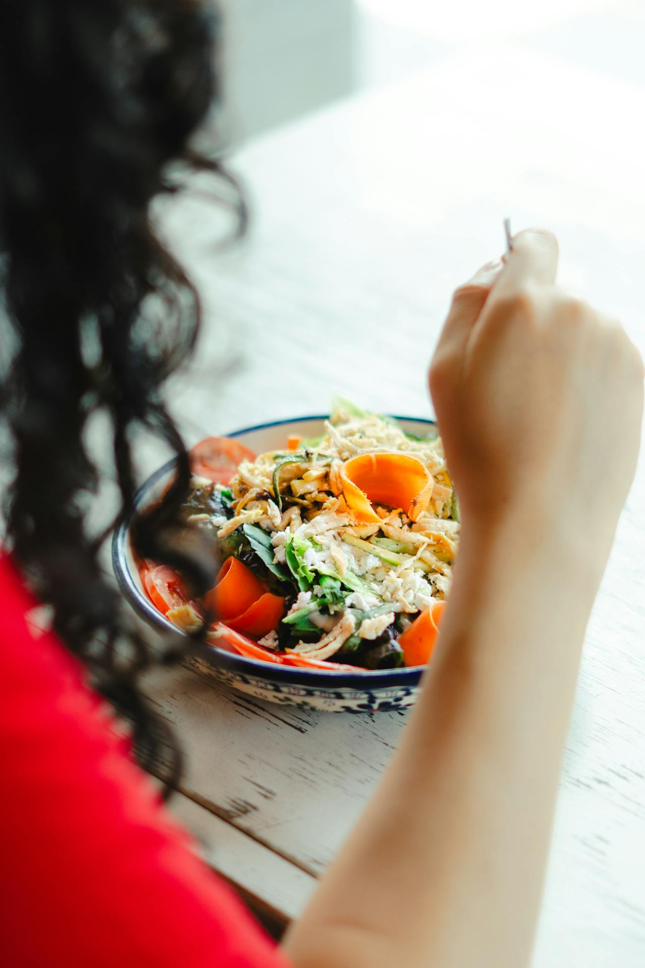 A woman eating salad | Source: Pexels