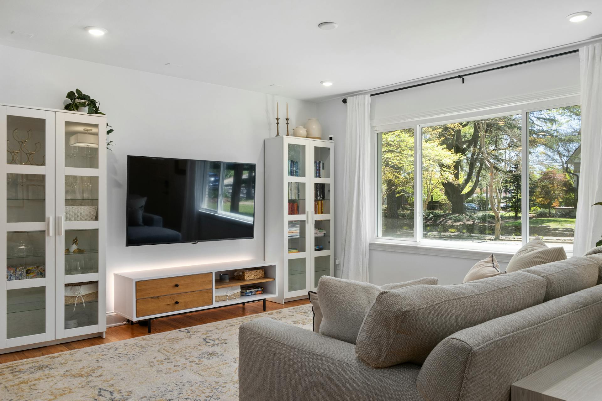 A TV in a living room | Source: Pexels