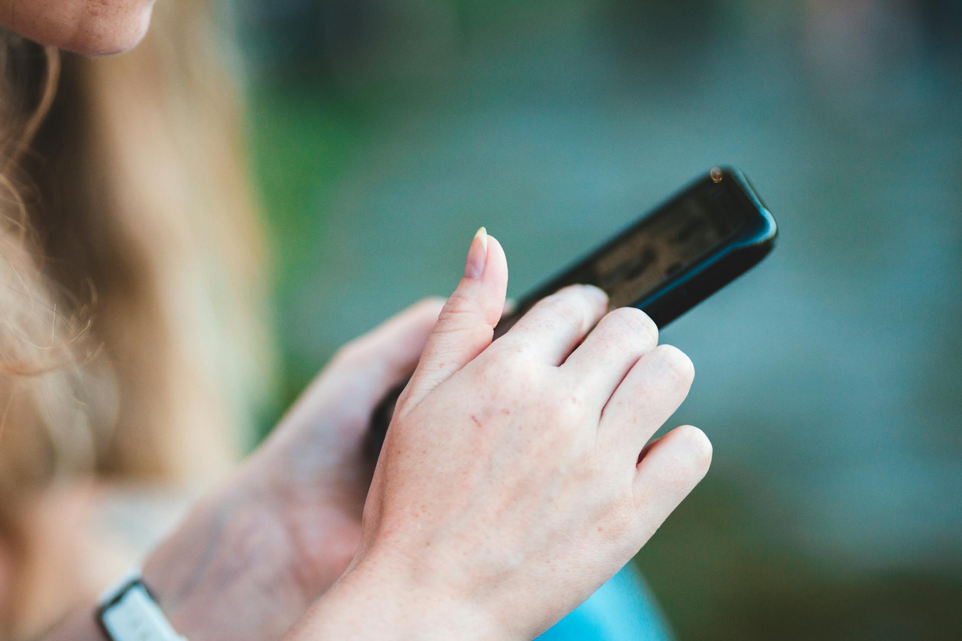 A woman using a phone | Source: Pexels