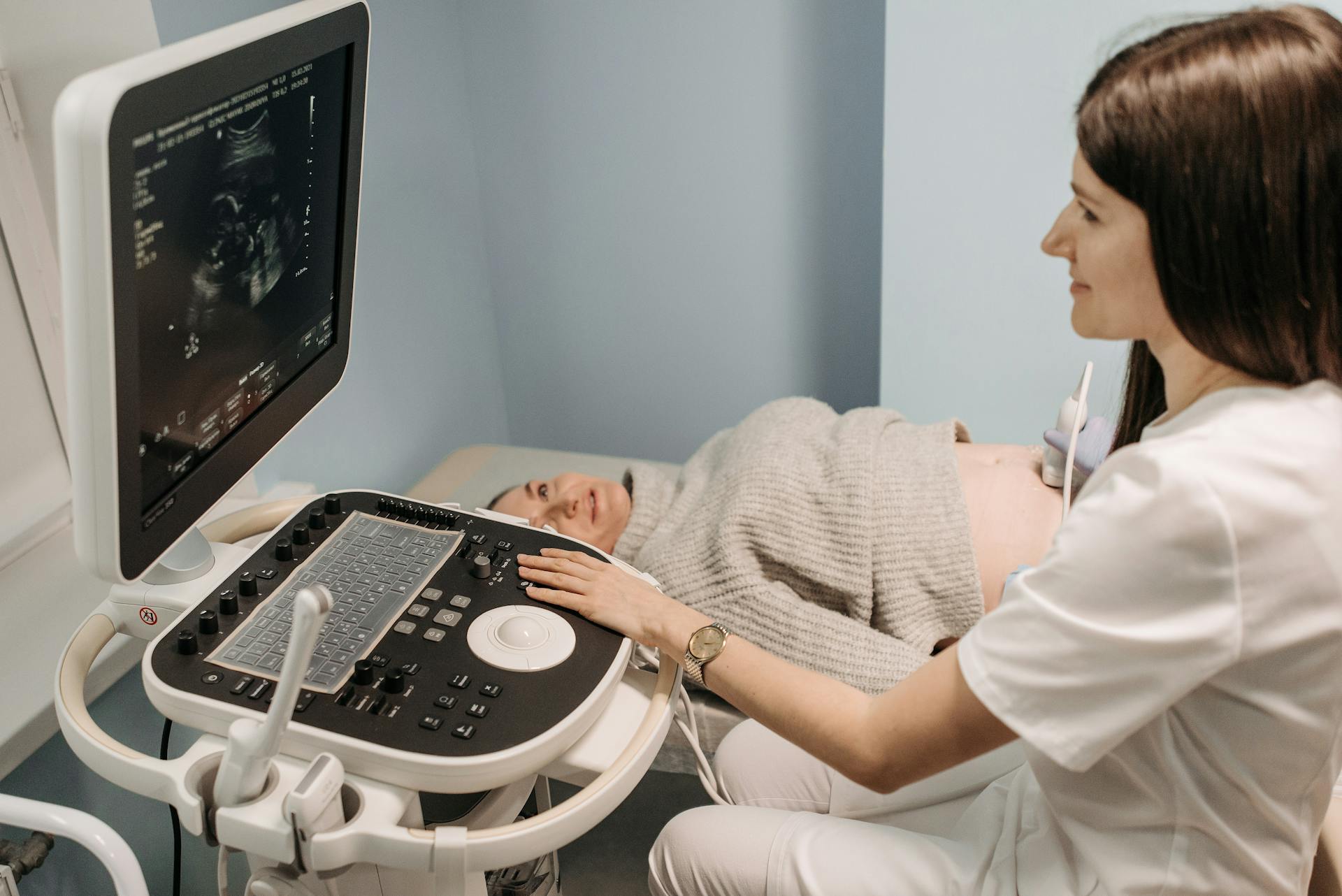 A sonographer doing an ultrasound | Source: Pexels