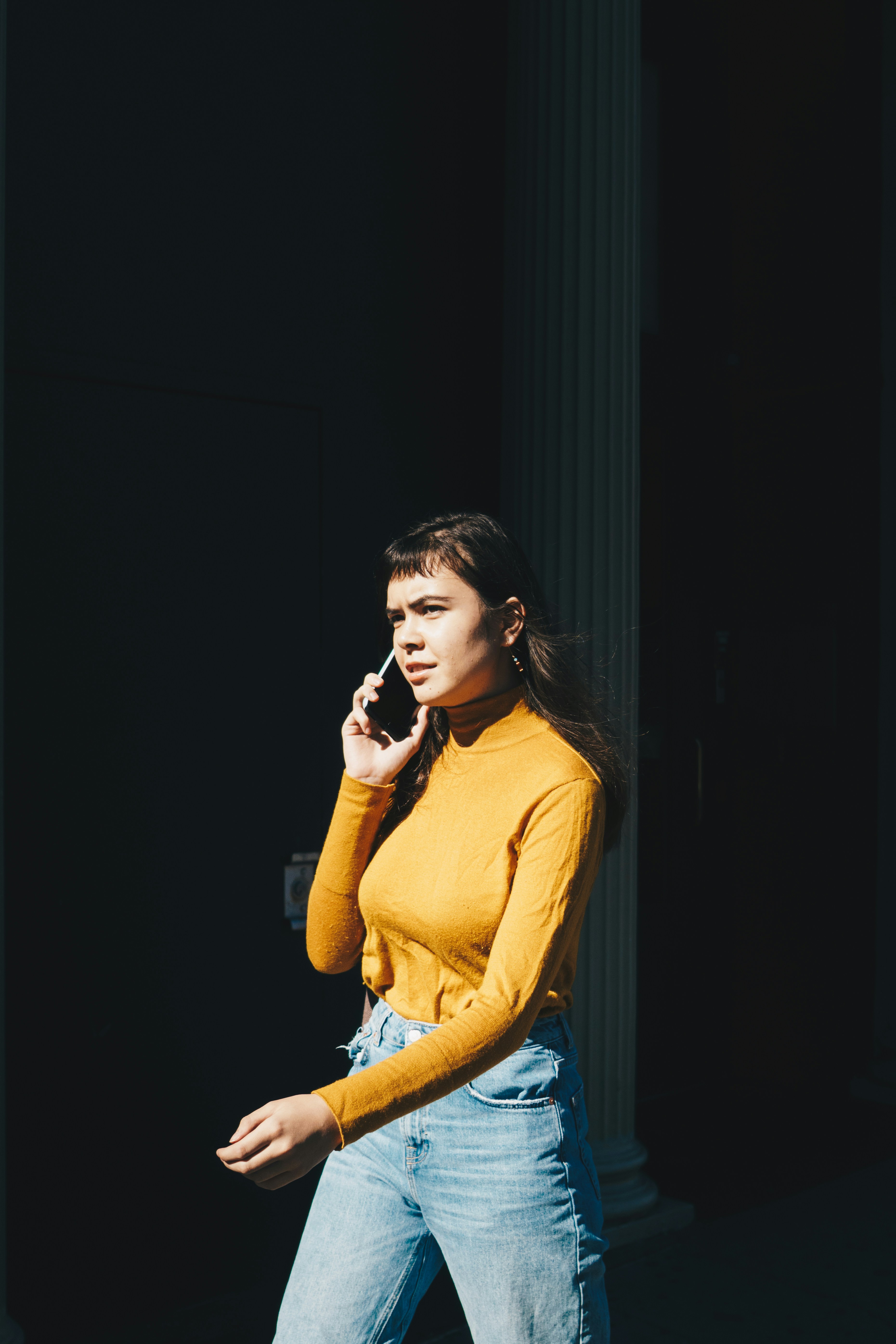 A woman talking on her phone | Source: Unsplash