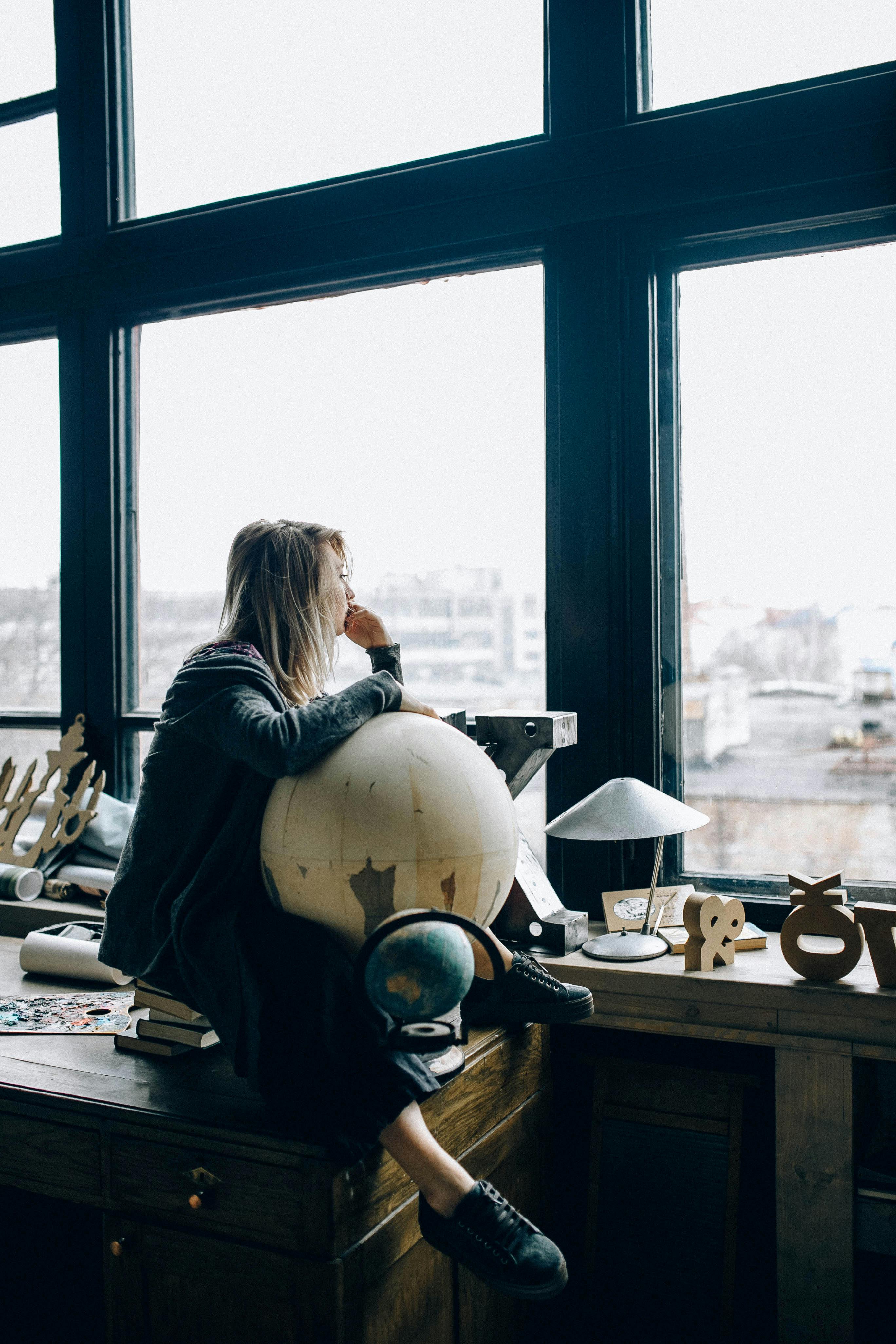 A dreaming woman | Source: Pexels