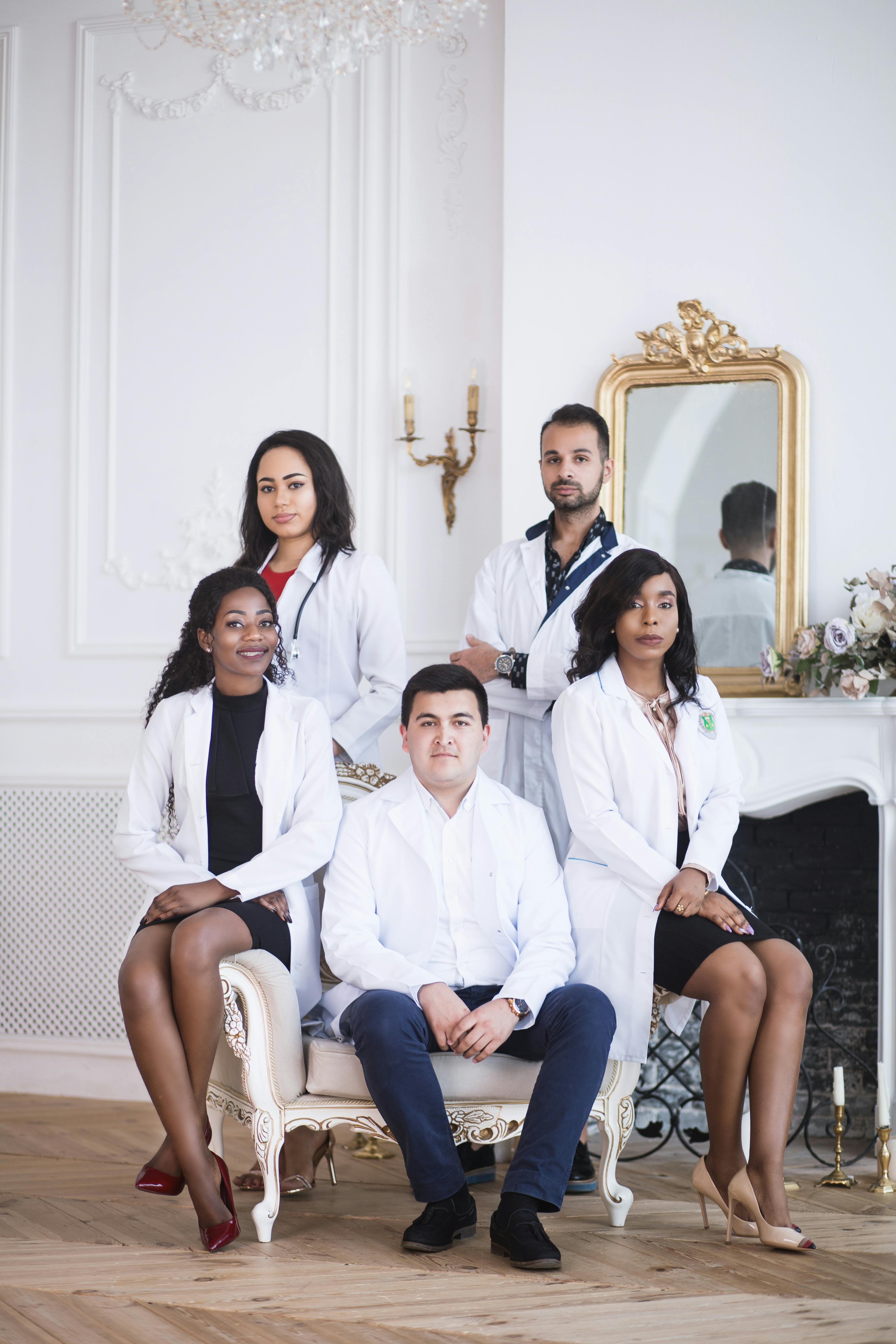 A team of doctors posing for a photo | Source: Pexels