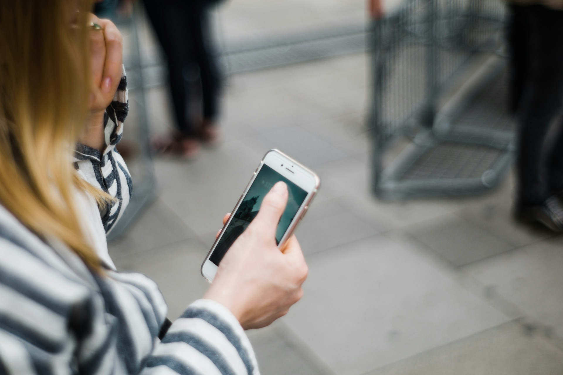 A woman holding a cell phone | Source: Unsplash