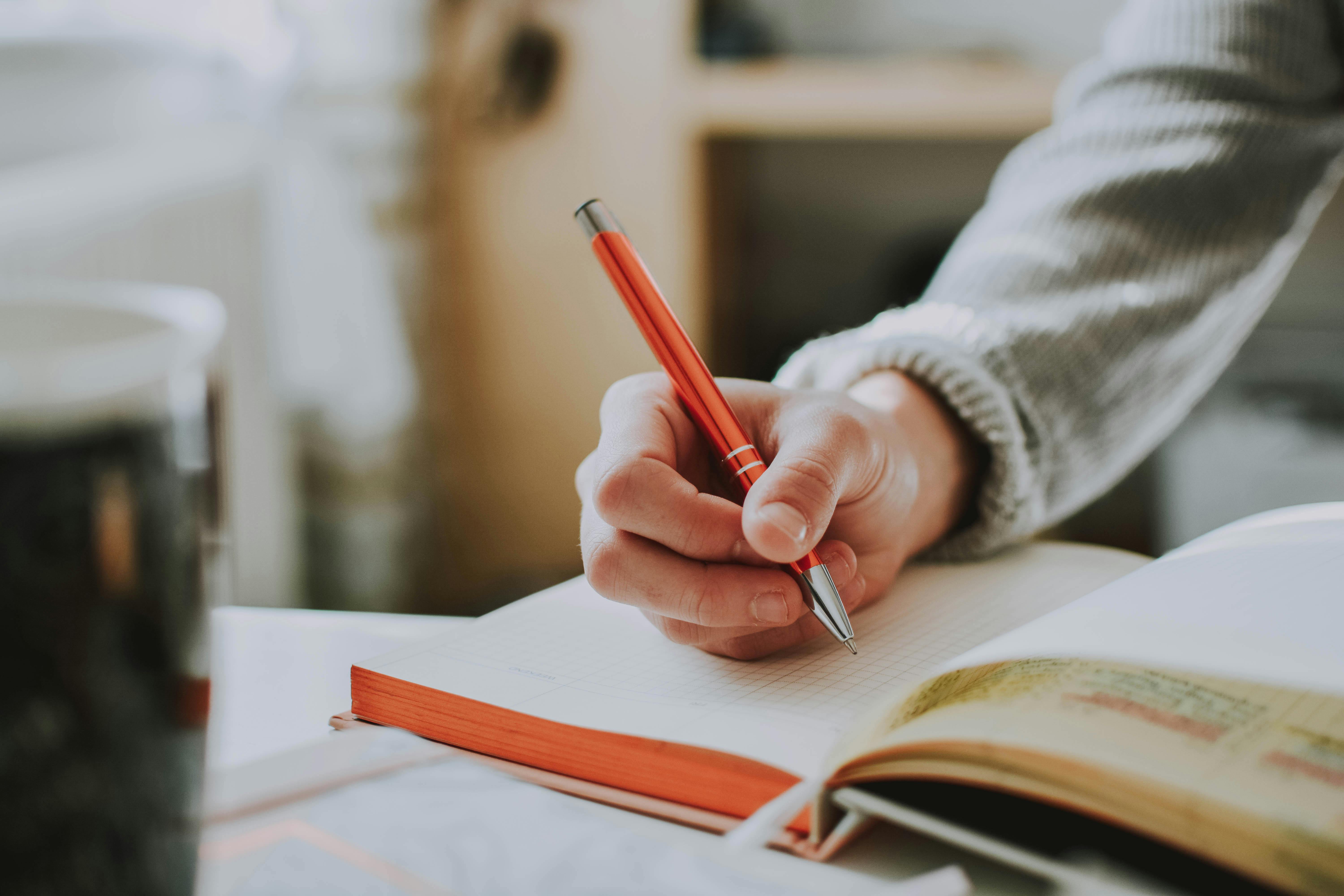 A man writing a note | Source: Pexels