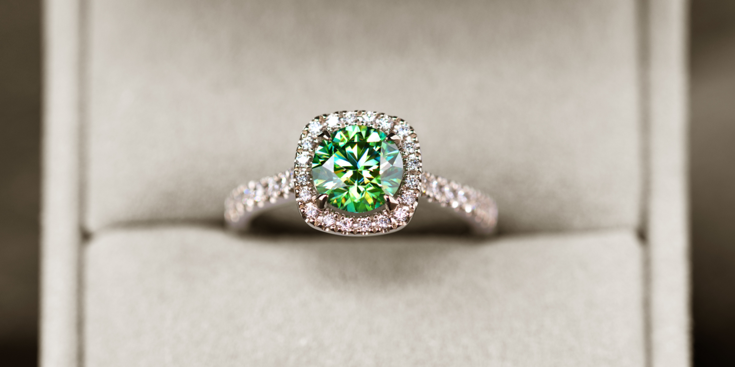 An emerald ring in a jewelry box | Source: Shutterstock