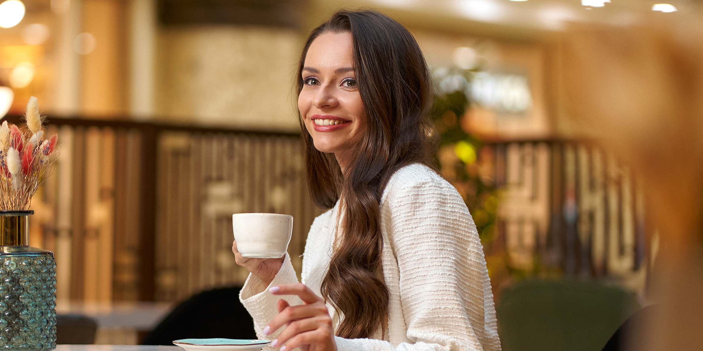 A beautiful woman at a restaurant | Source: Shutterstock