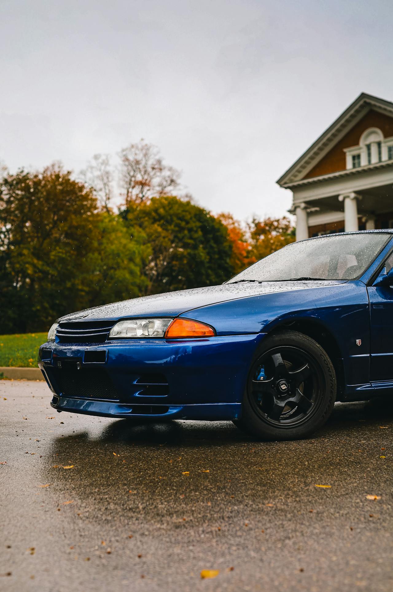 A car parked near a house on a partially rainy day | Source: Pexels