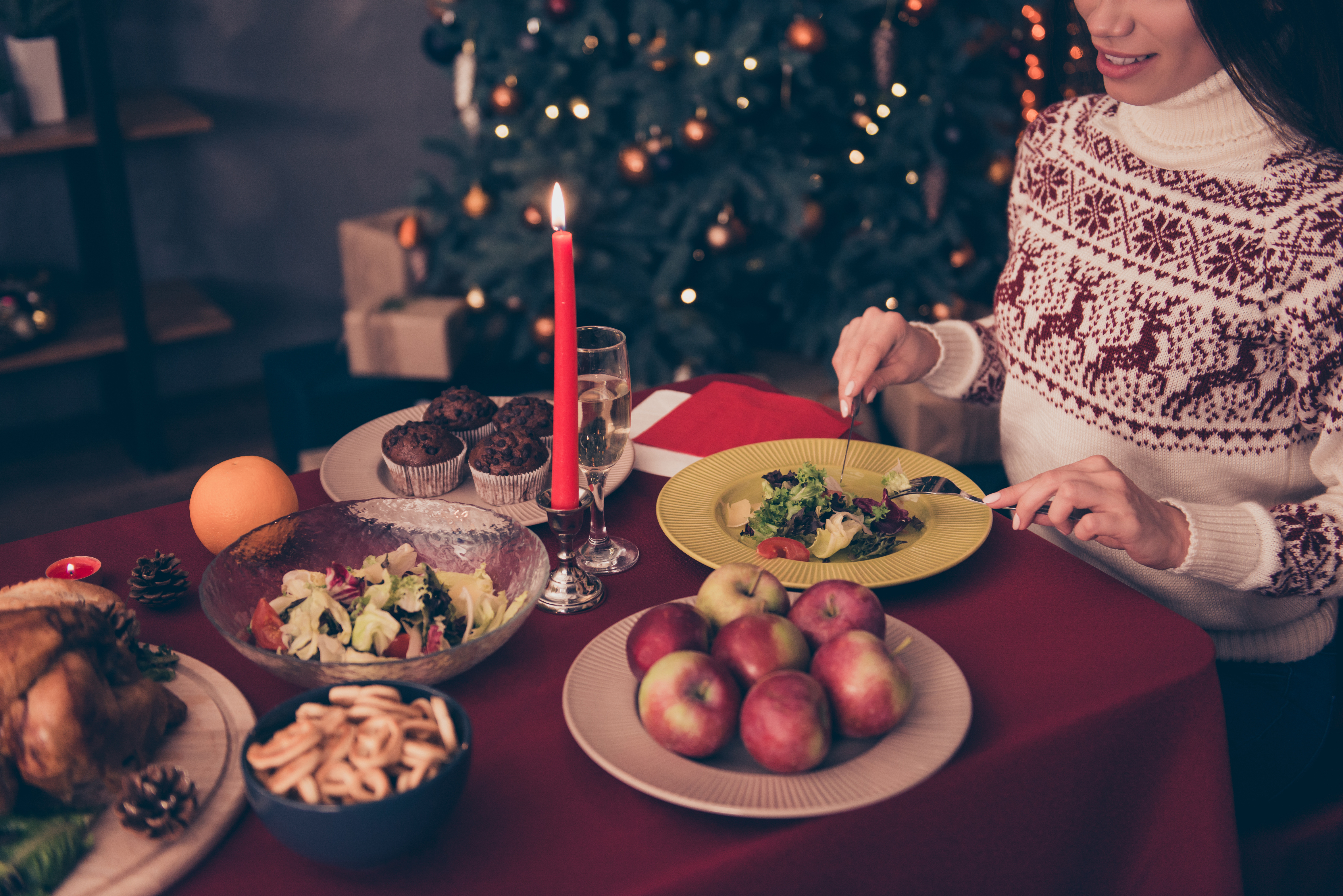 A couple eating a cozy dinner together | Source: Shutterstock