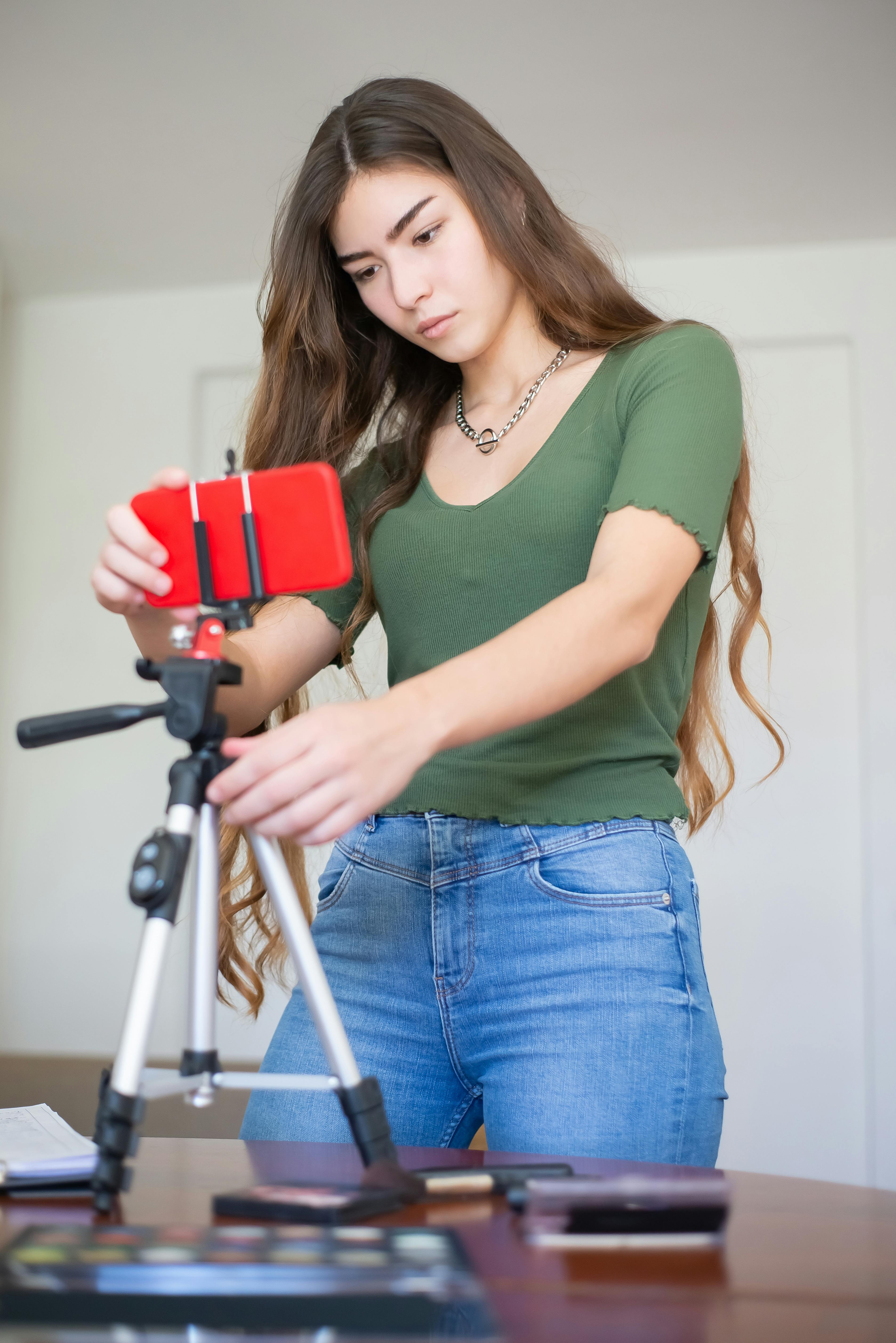 A girl setting up her phone to record | Source: Pexels