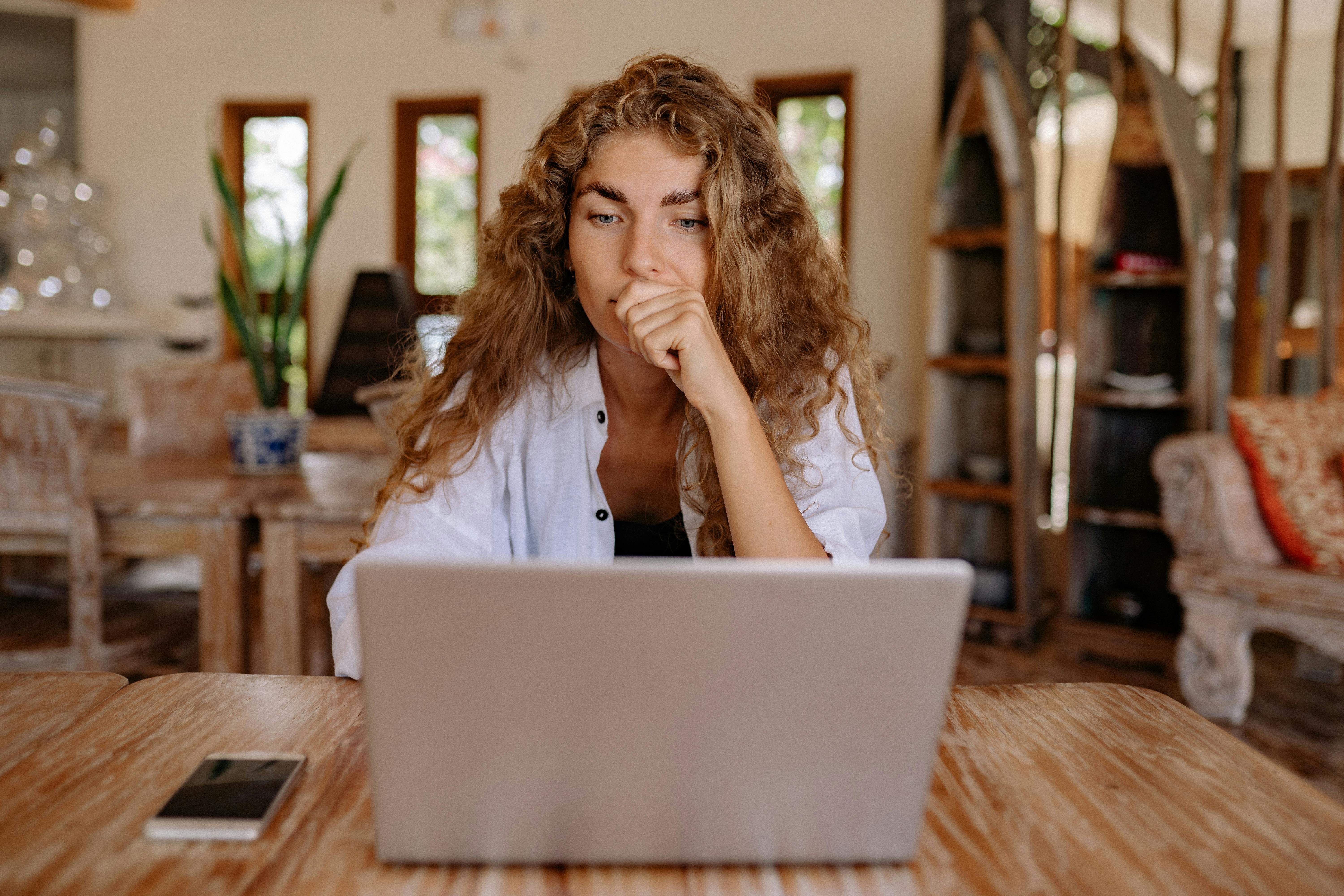 A woman looking at a laptop screen | Source: Pexels