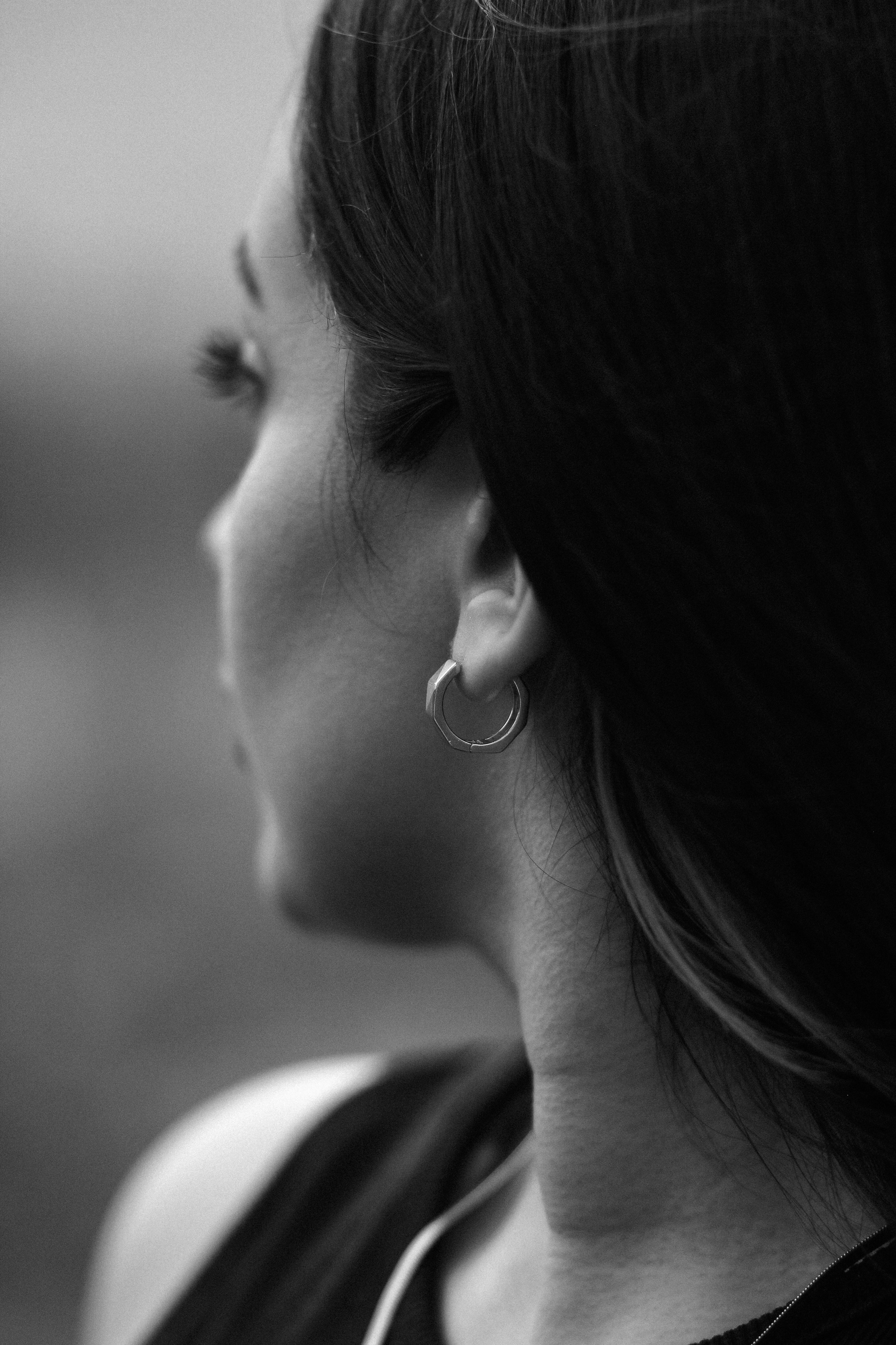 A woman gazing off in a contemplative pose | Source: Unsplash
