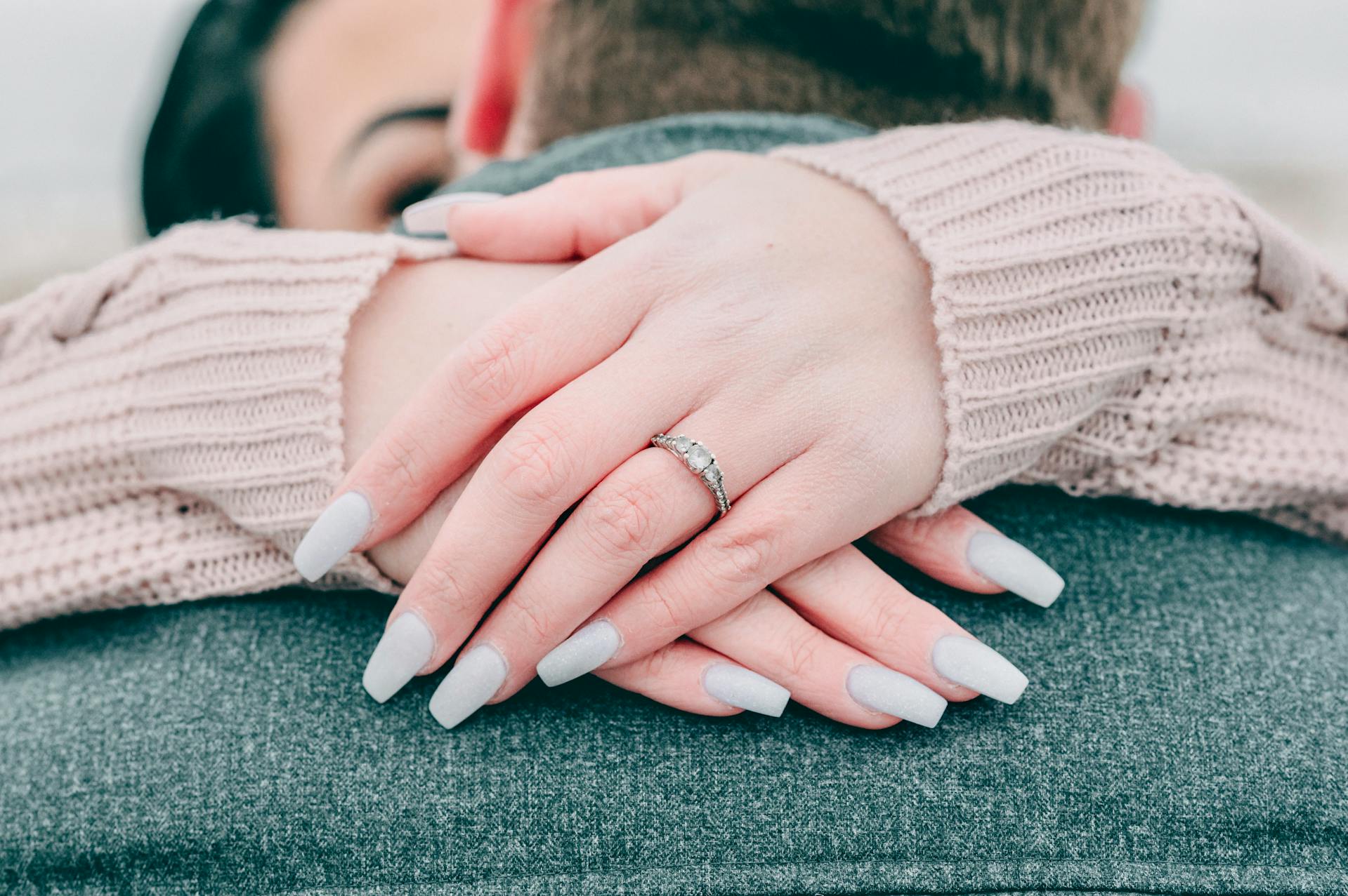 A couple embracing | Source: Pexels