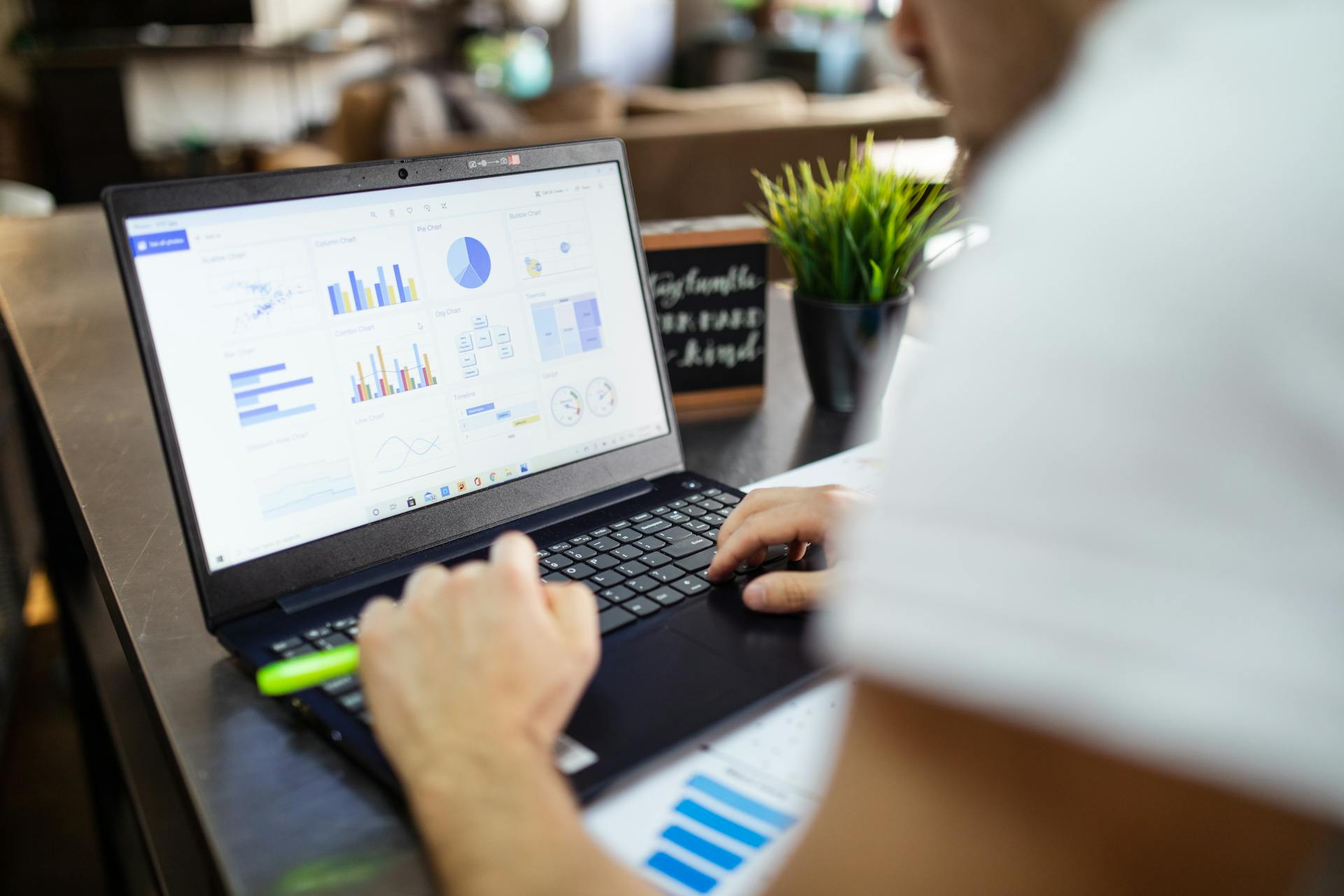 A man working on his laptop | Source: Pexels