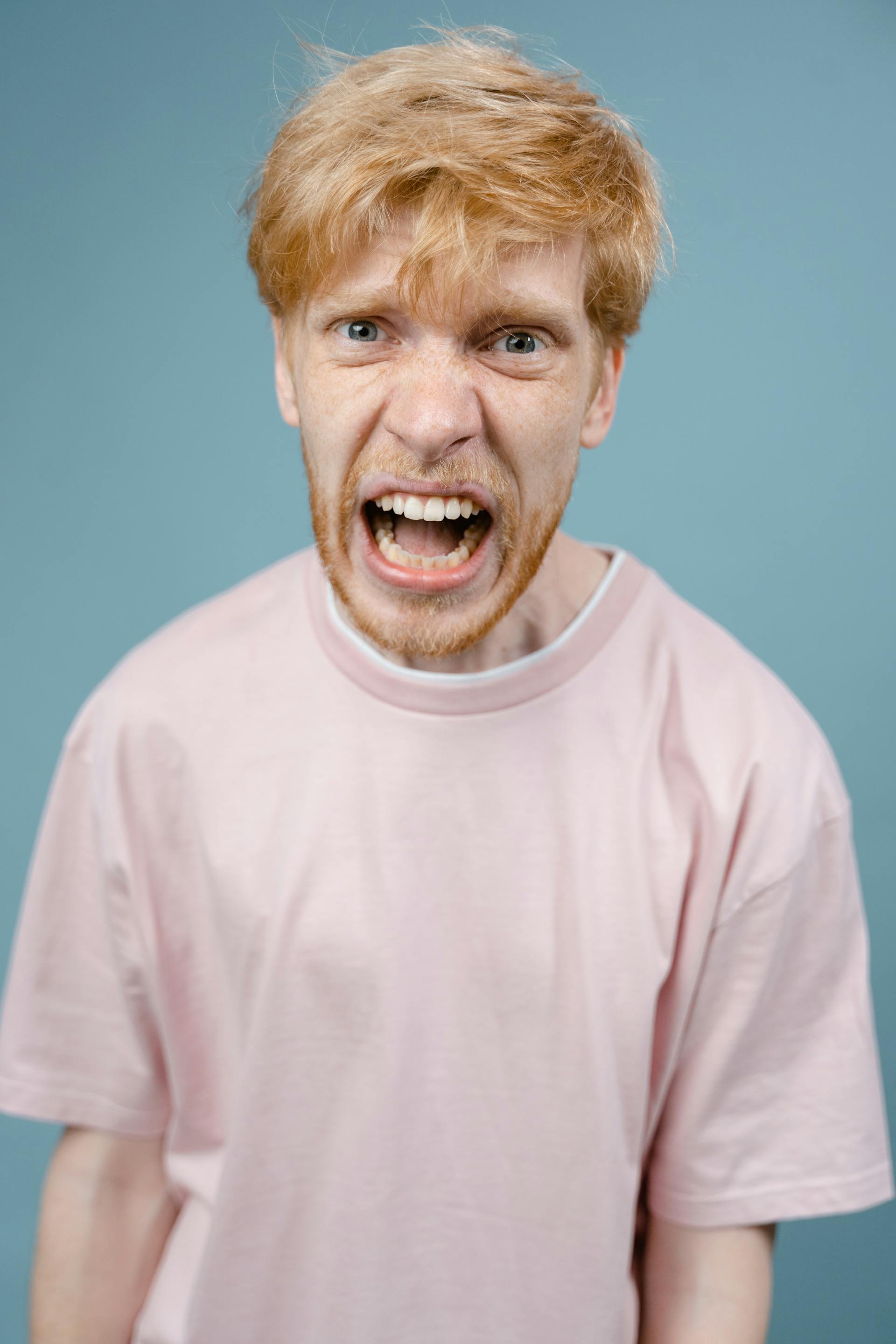 A furious man yelling at someone | Source: Pexels