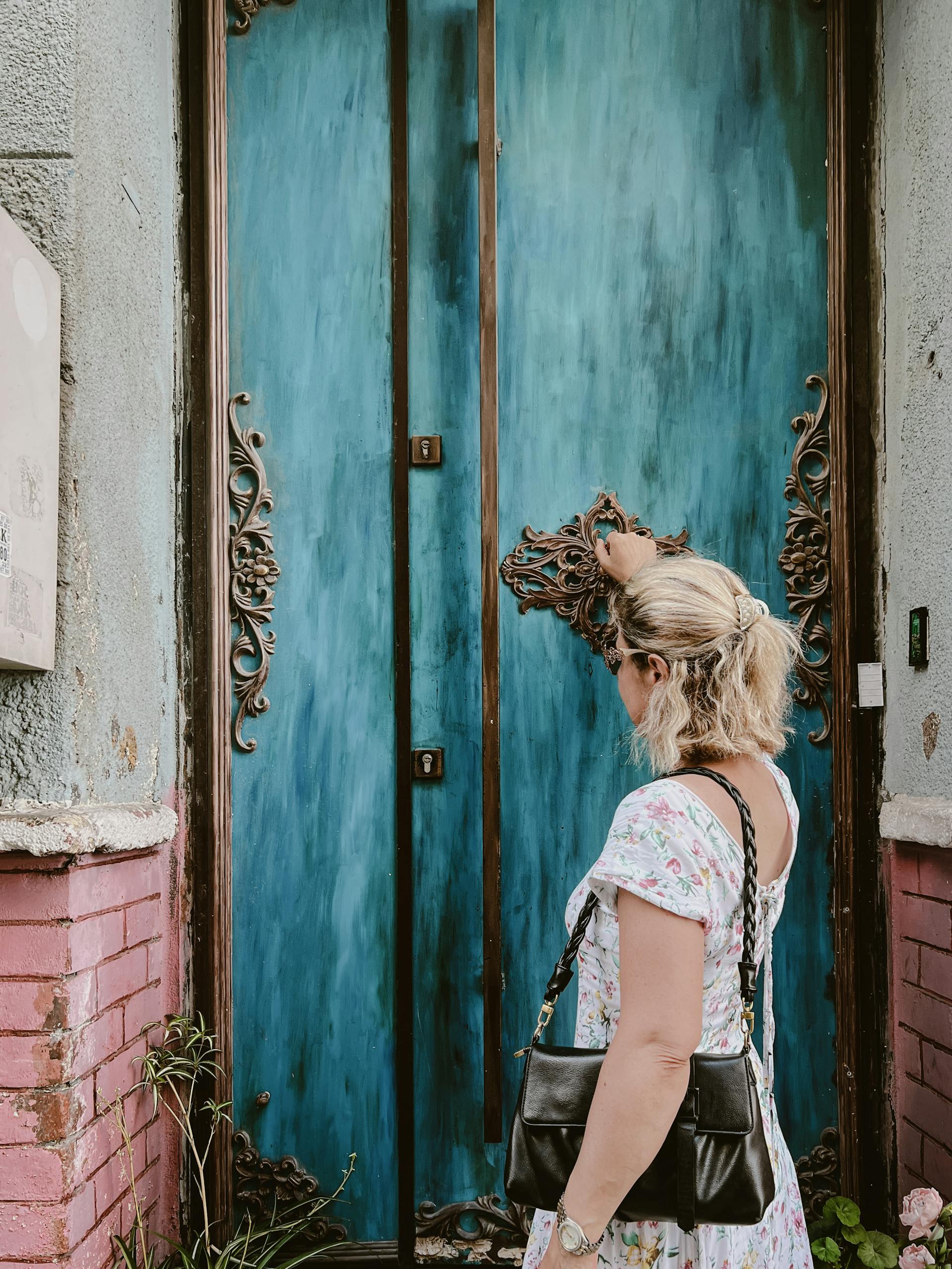 A woman knocking on the door | Source: Pexels