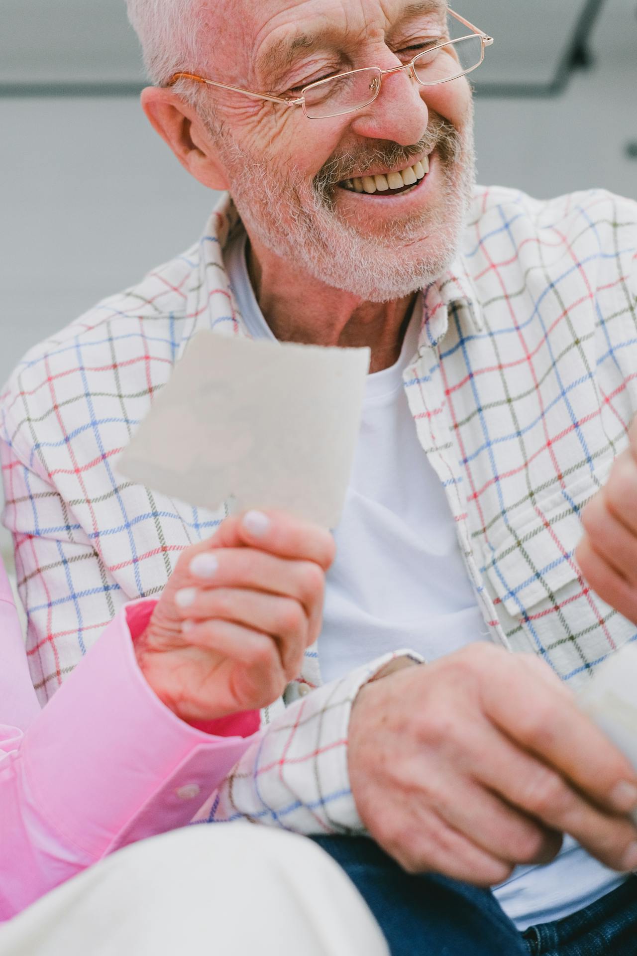 An elderly man laughing | Source: Pexels
