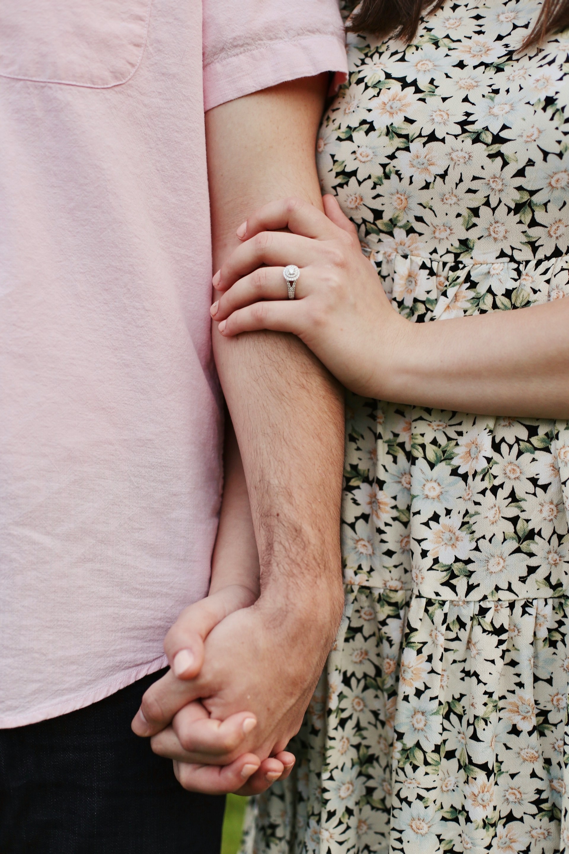 A couple holding hands | Source: Unsplash