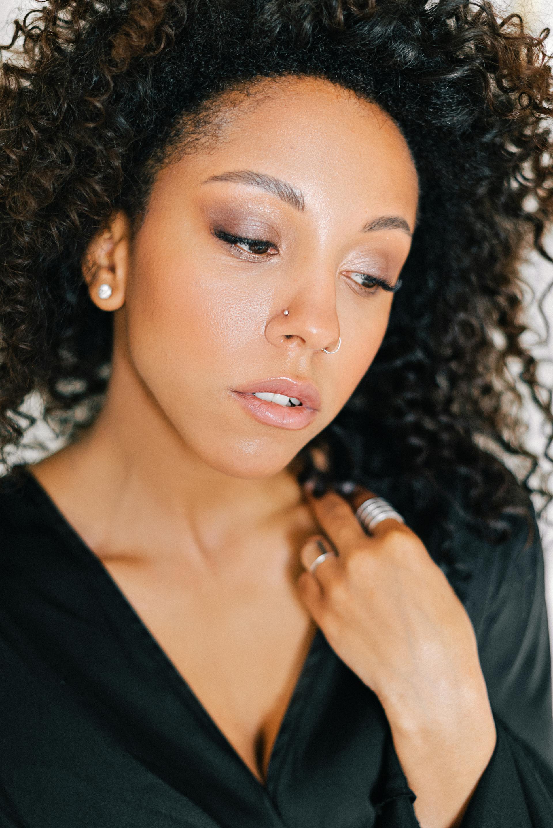 A woman looking down at someone | Source: Pexels