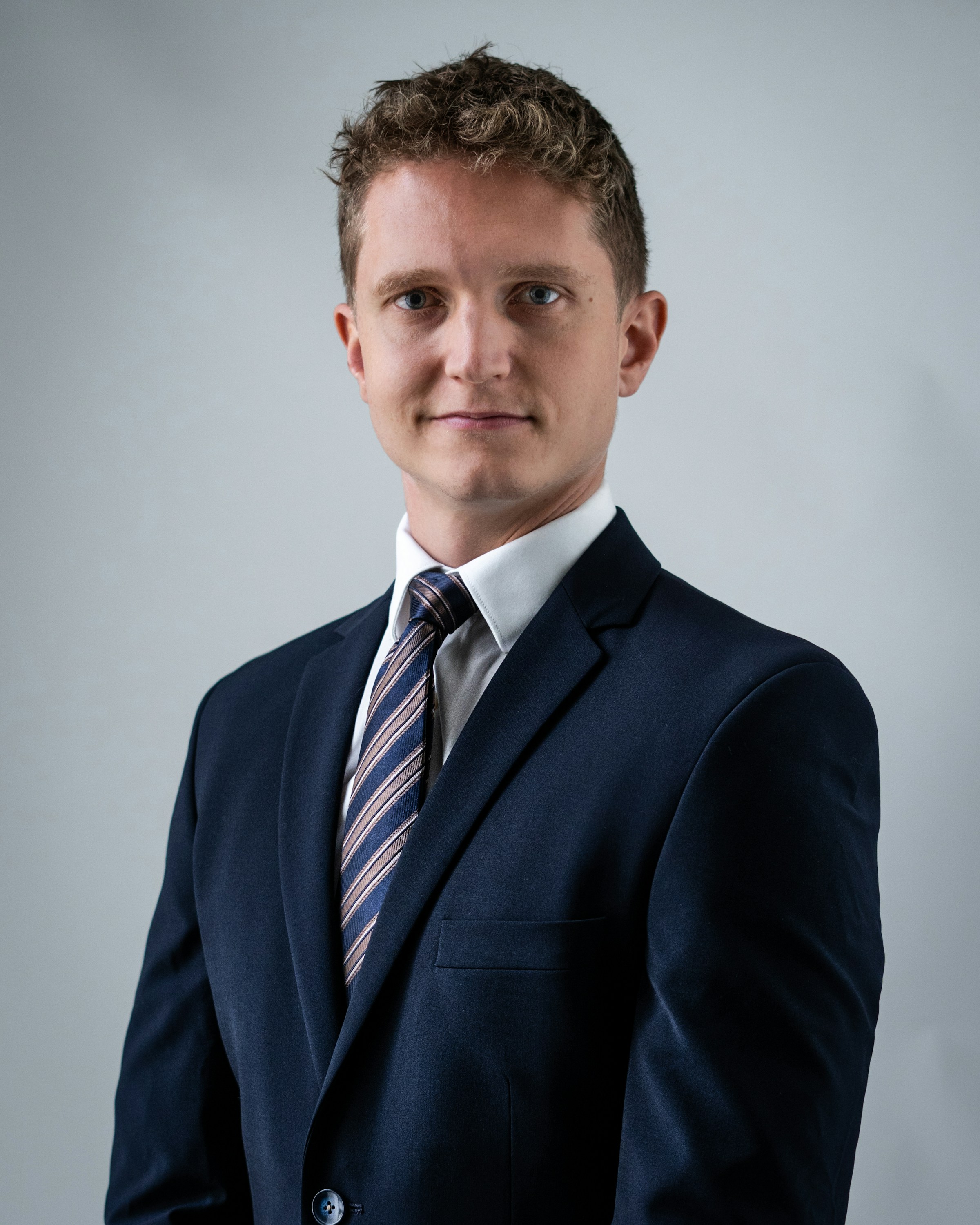 A man in a nice suit with a smiling face | Source: Unsplash