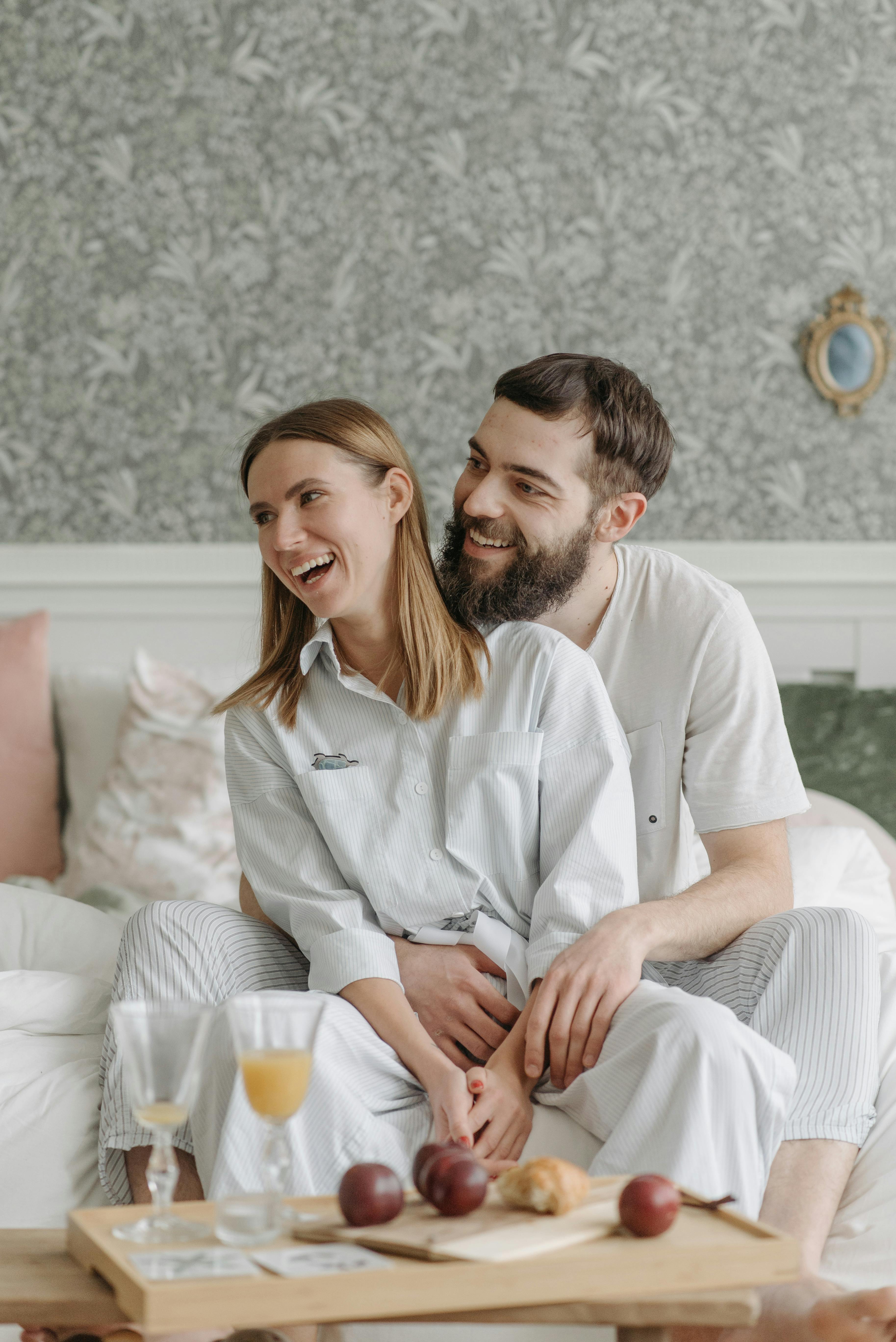 A couple in love laughing | Source: Pexels