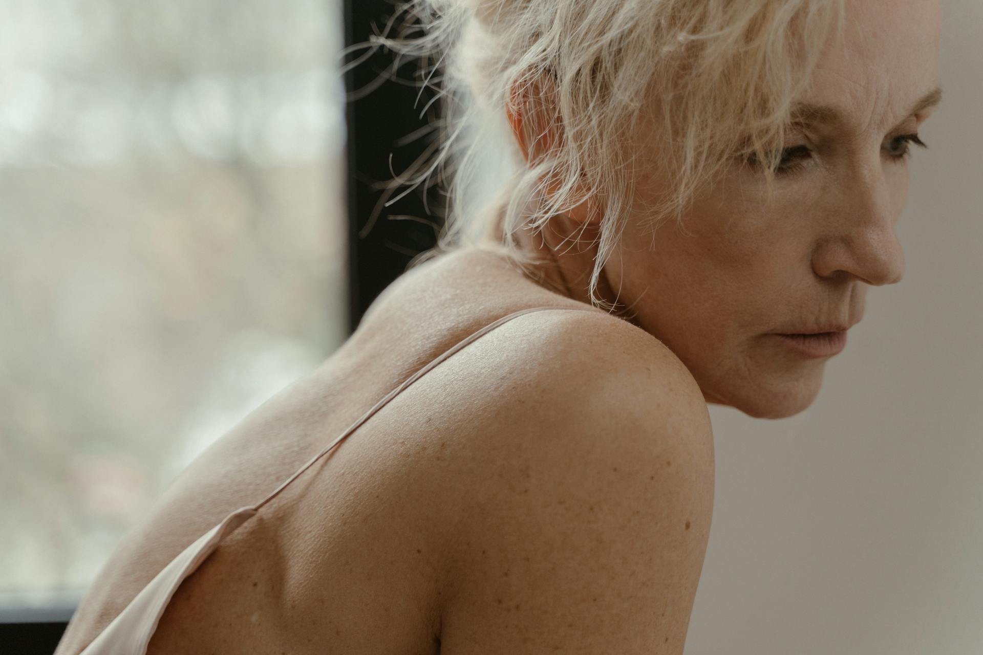 A woman thinking deeply | Source: Pexels