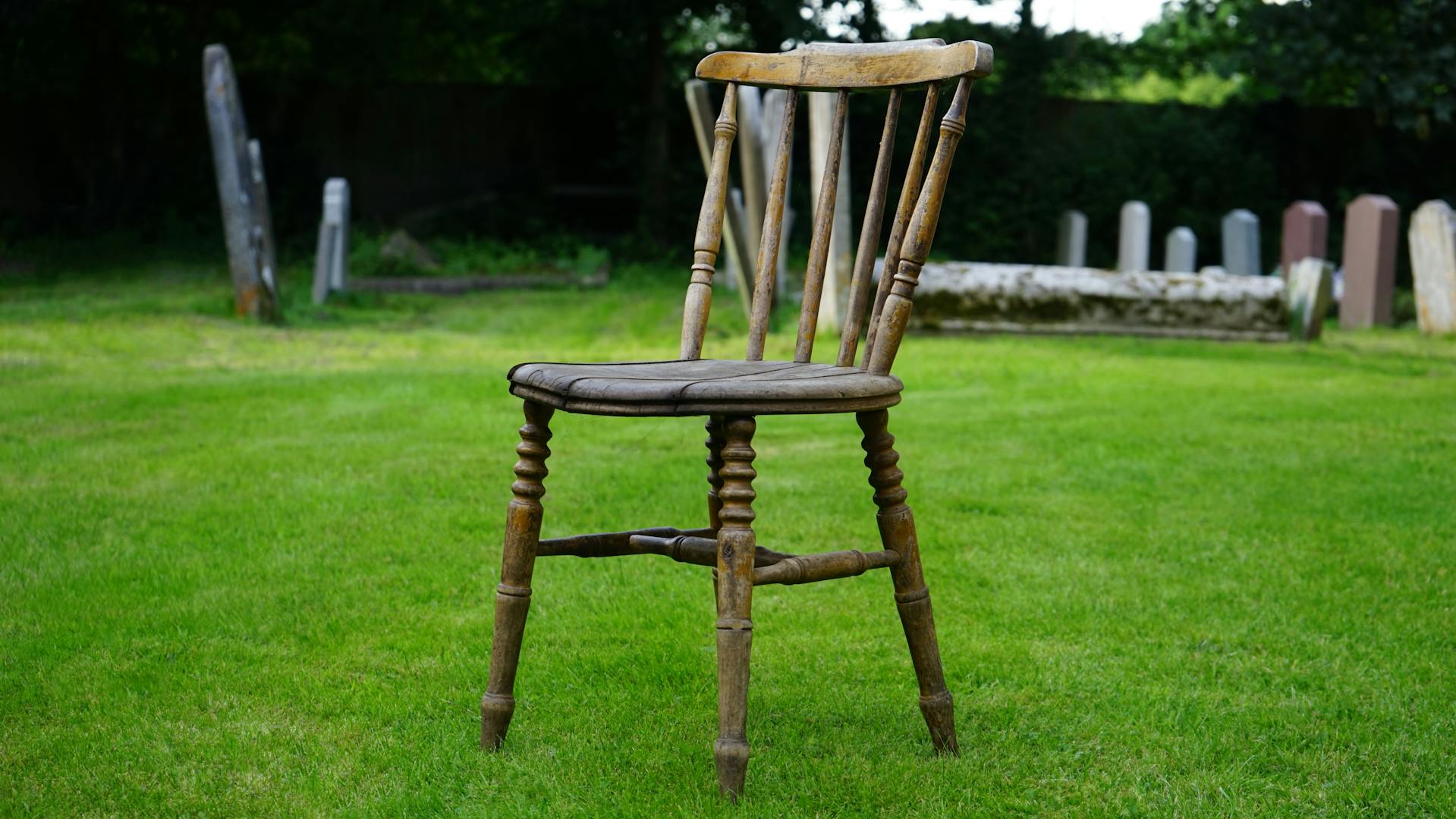 A brown wooden chair | Source: Pexels