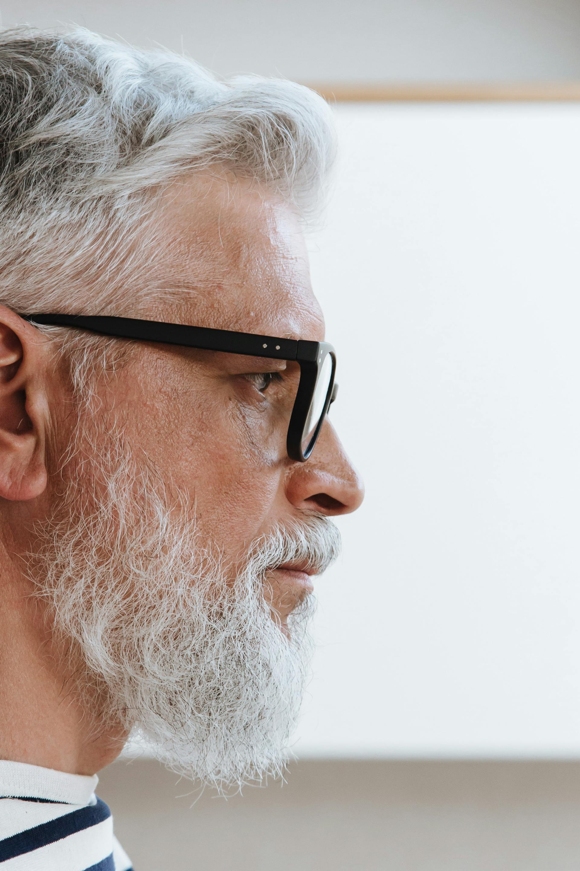 A side view of an angry senior man | Source: Pexels