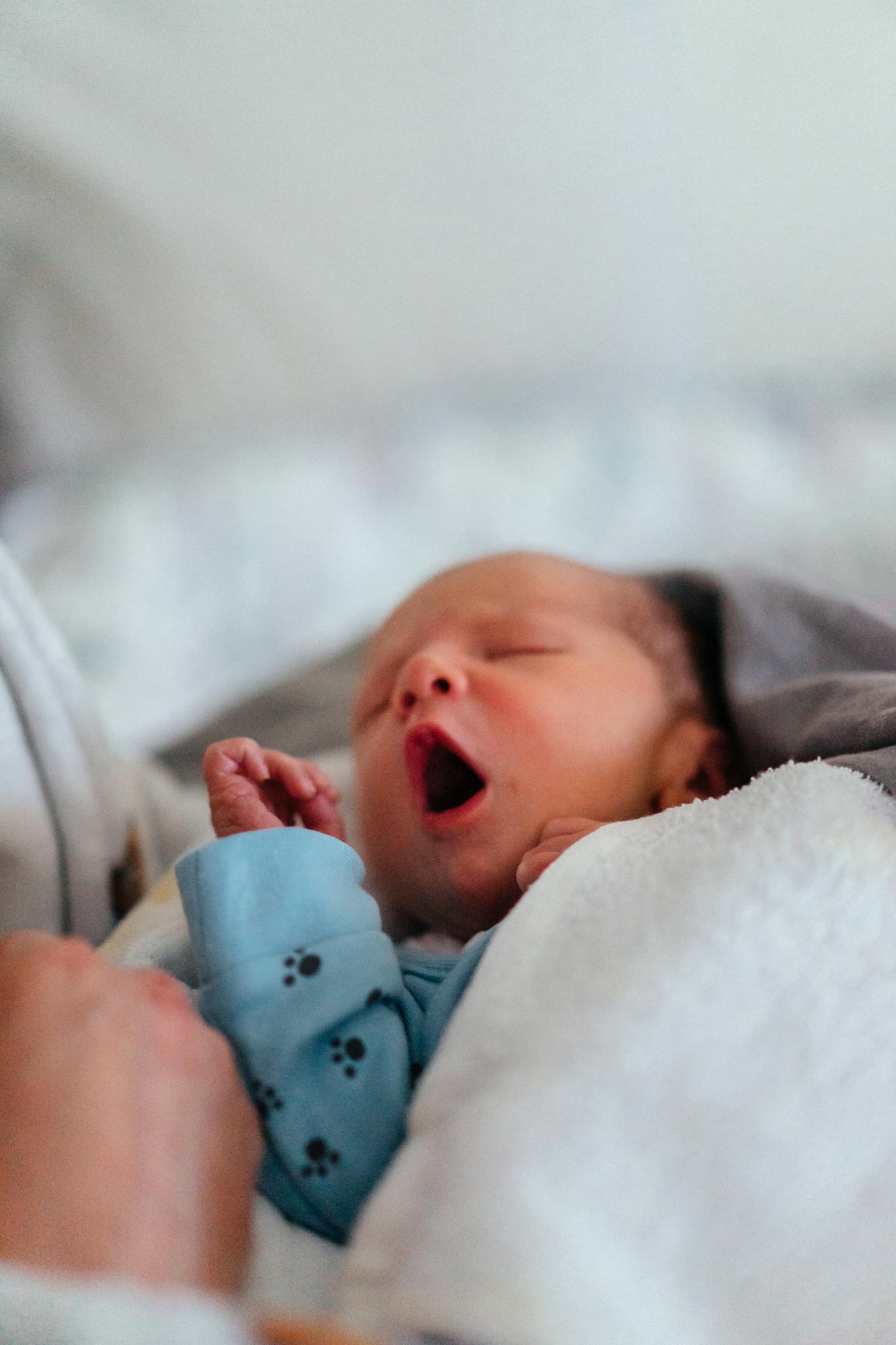 A yawning newborn baby | Source: Pexels