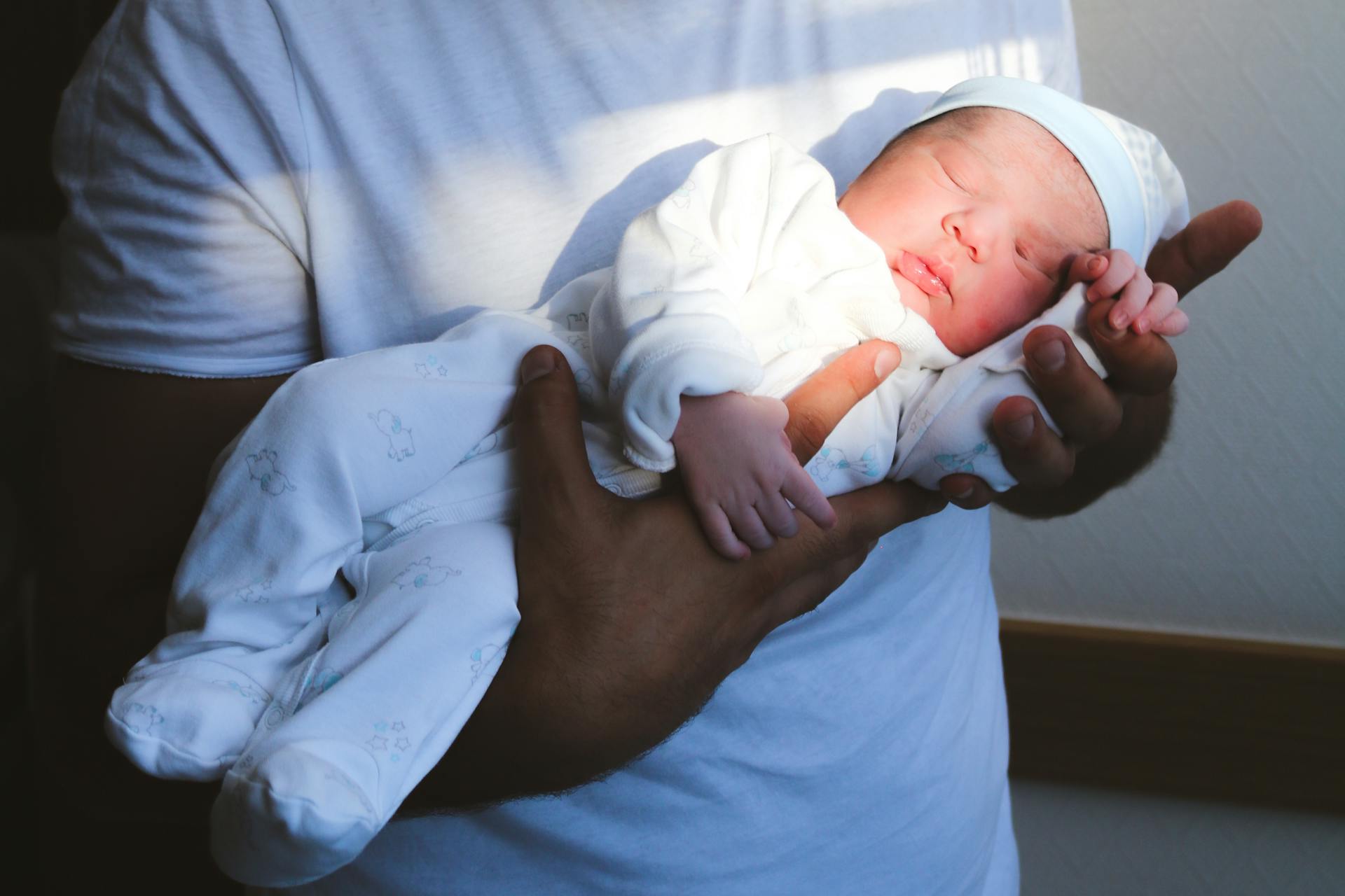 A man holding a baby | Source: Pexels