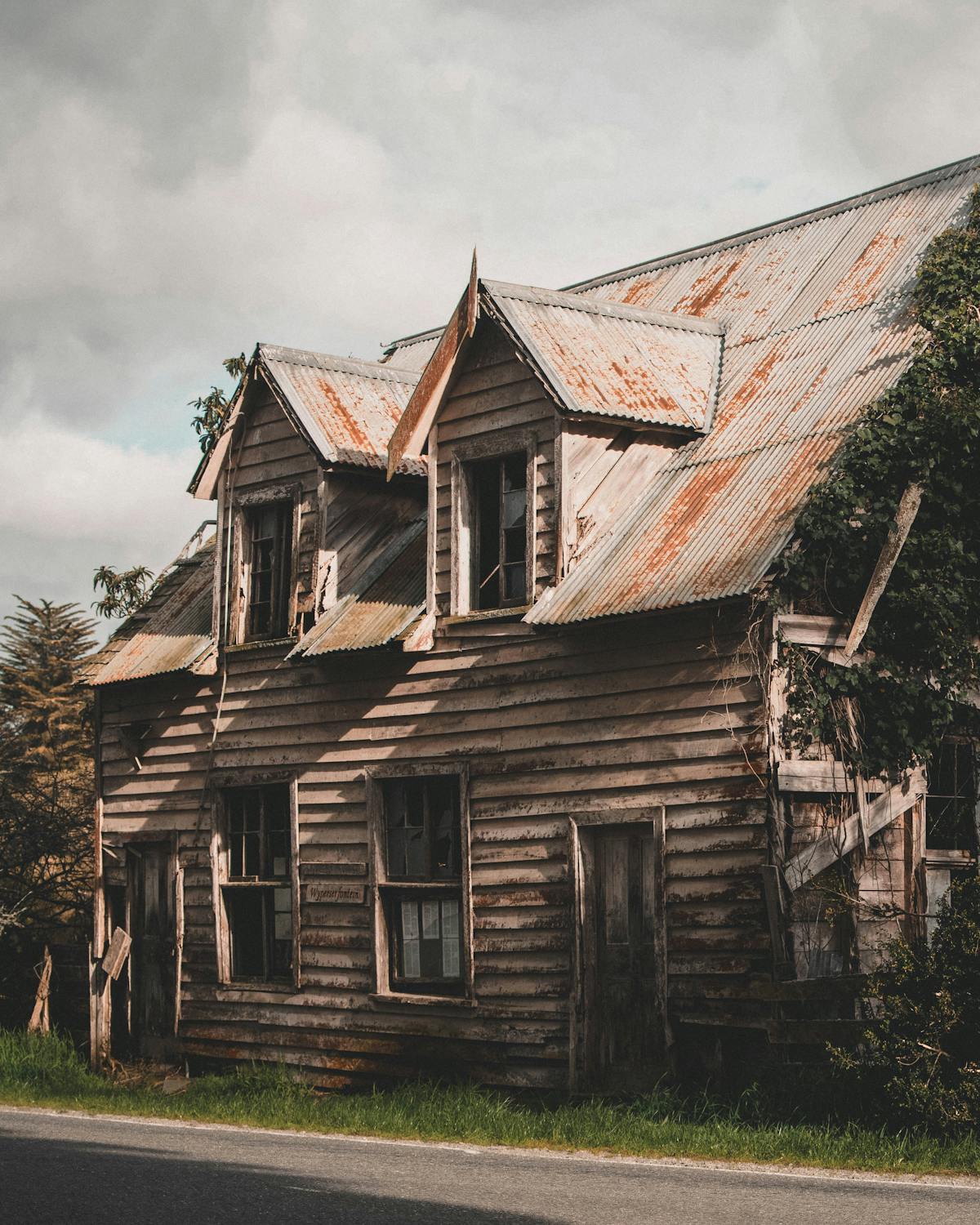 A rundown house | Source: Pexels