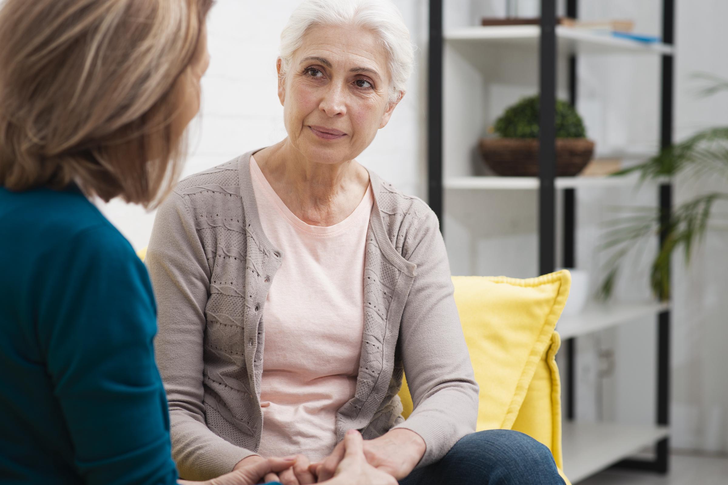 Duas mulheres se olhando e segurando as mãos uma da outra | Fonte: Freepik