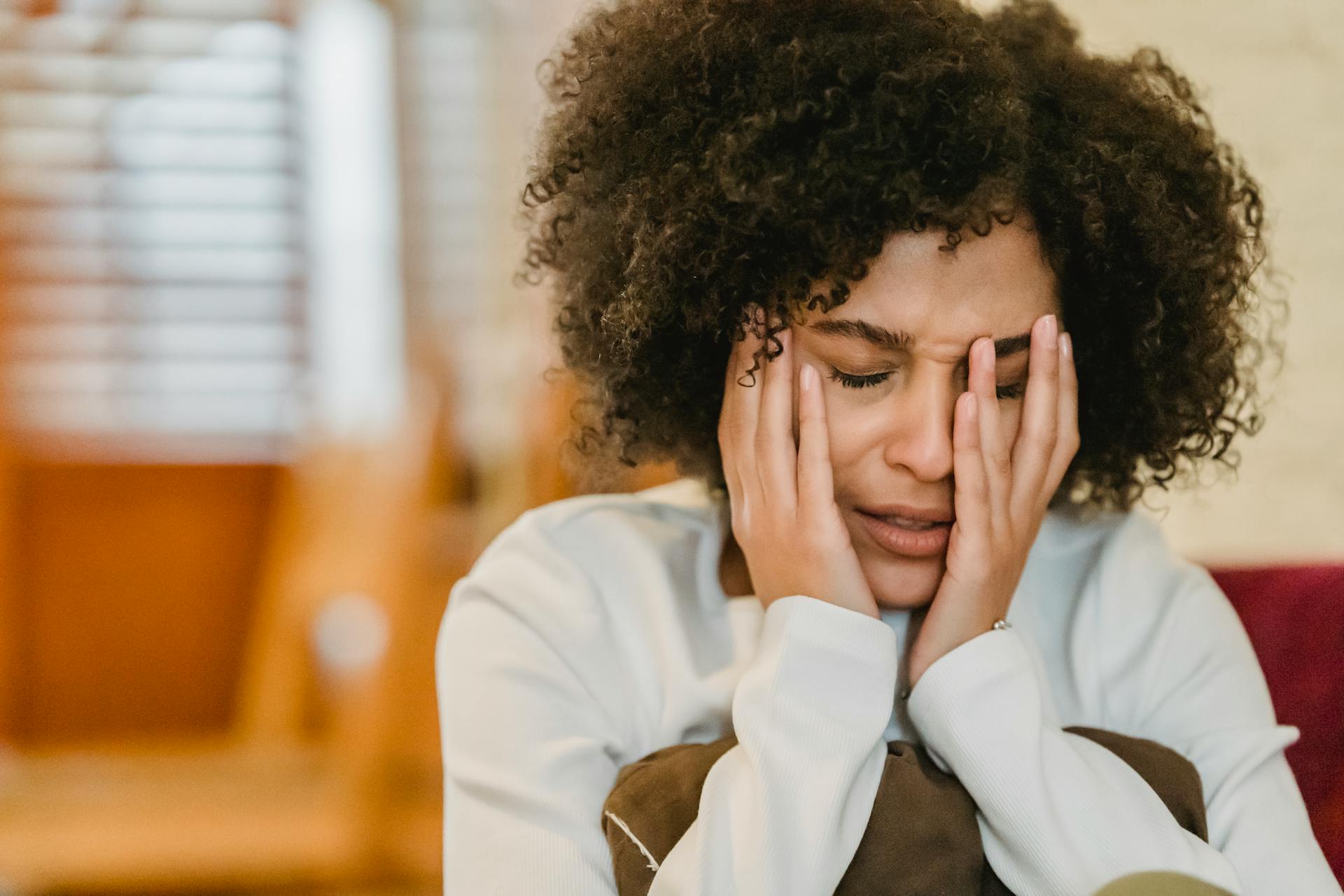 A woman crying while talking | Source: Midjourney