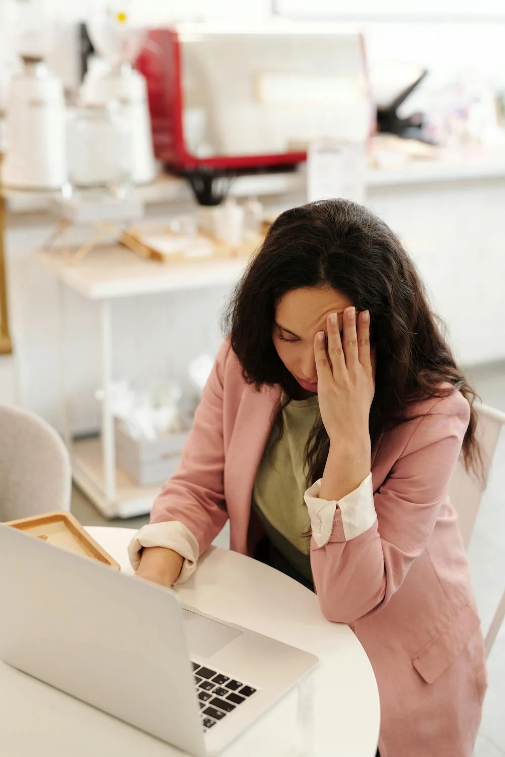 A thoughtful woman rubbing her head | Source: Pexels