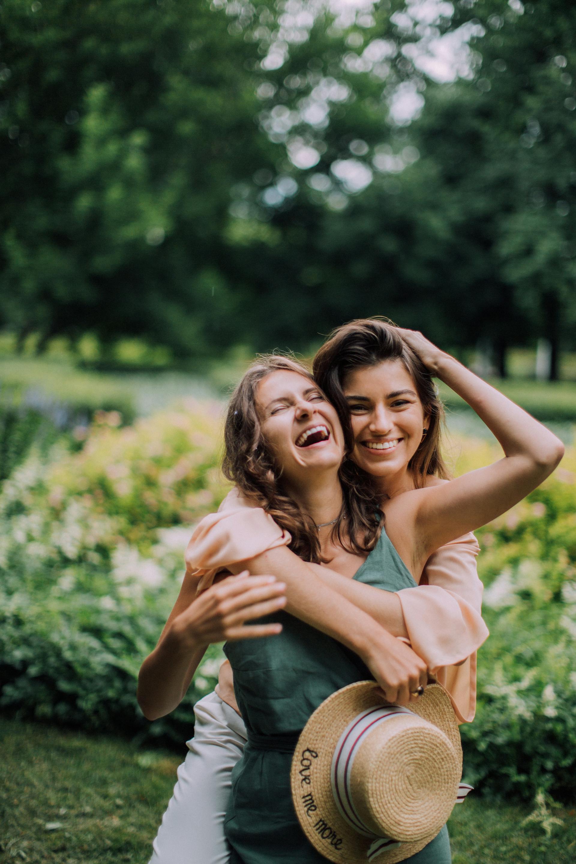 Amigos se divertindo juntos | Fonte: Pexels