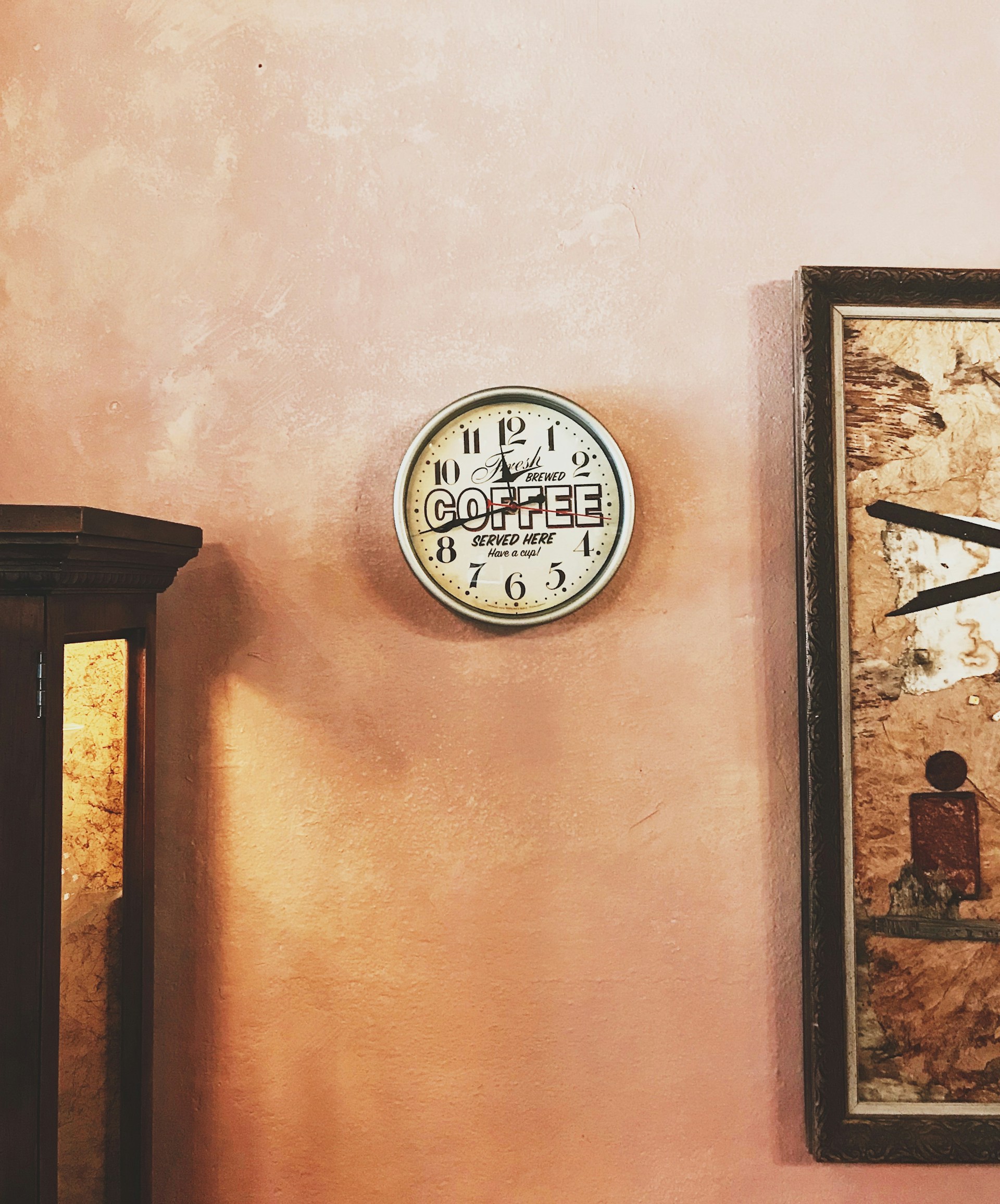 A vintage wall clock | Source: Unsplash
